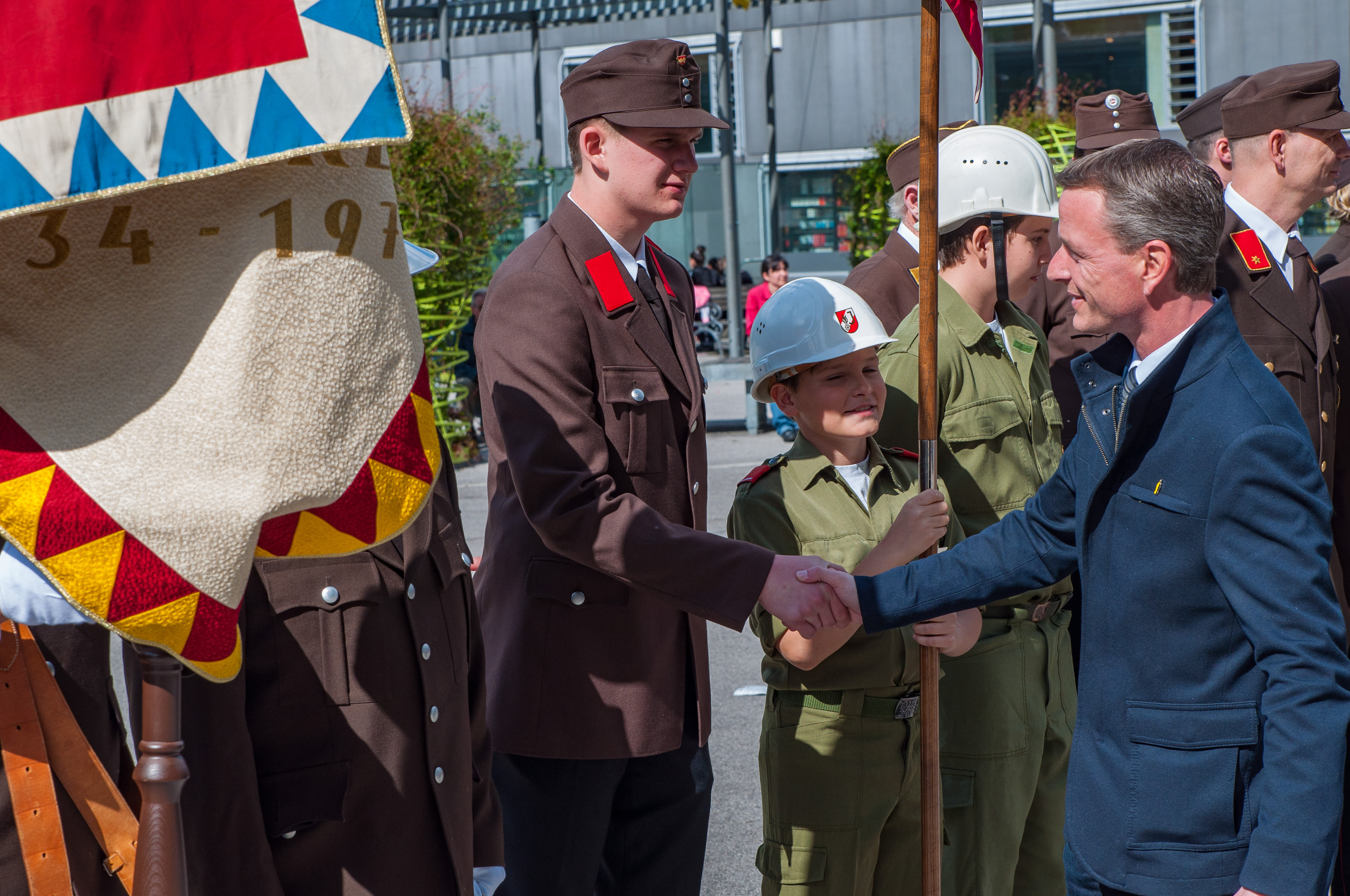 Vizebürgermeister und Feuerwehrreferent Christoph Kaufmann war bei der Florianifeier der Freiwilligen Feuerwehr Neu Arzl am Sonntag dabei. Im Rahmen der Messe wurde das neue Mannschaftstransportfahrzeug geweiht. Kaufmann bedankte sich bei allen FeuerwehrkameradInnen, die sich 365 Tage im Jahr und 24 Stunden am Tag für die Sicherheit der Innsbrucker Bevölkerung bereithalten.