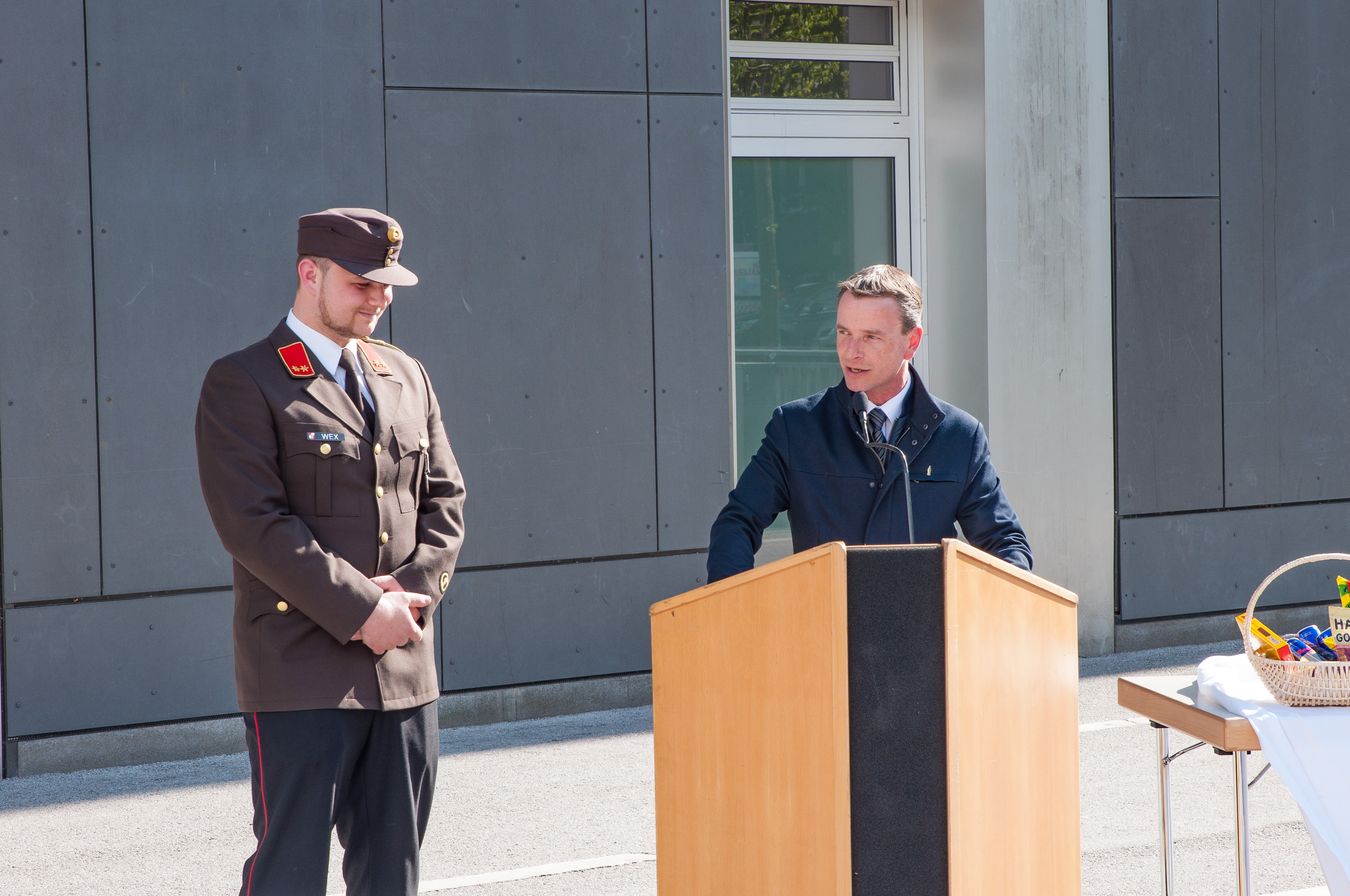 Vizebürgermeister und Feuerwehrreferent Christoph Kaufmann war bei der Florianifeier der Freiwilligen Feuerwehr Neu Arzl am Sonntag dabei. Im Rahmen der Messe wurde das neue Mannschaftstransportfahrzeug geweiht. Kaufmann bedankte sich bei allen FeuerwehrkameradInnen, die sich 365 Tage im Jahr und 24 Stunden am Tag für die Sicherheit der Innsbrucker Bevölkerung bereithalten.