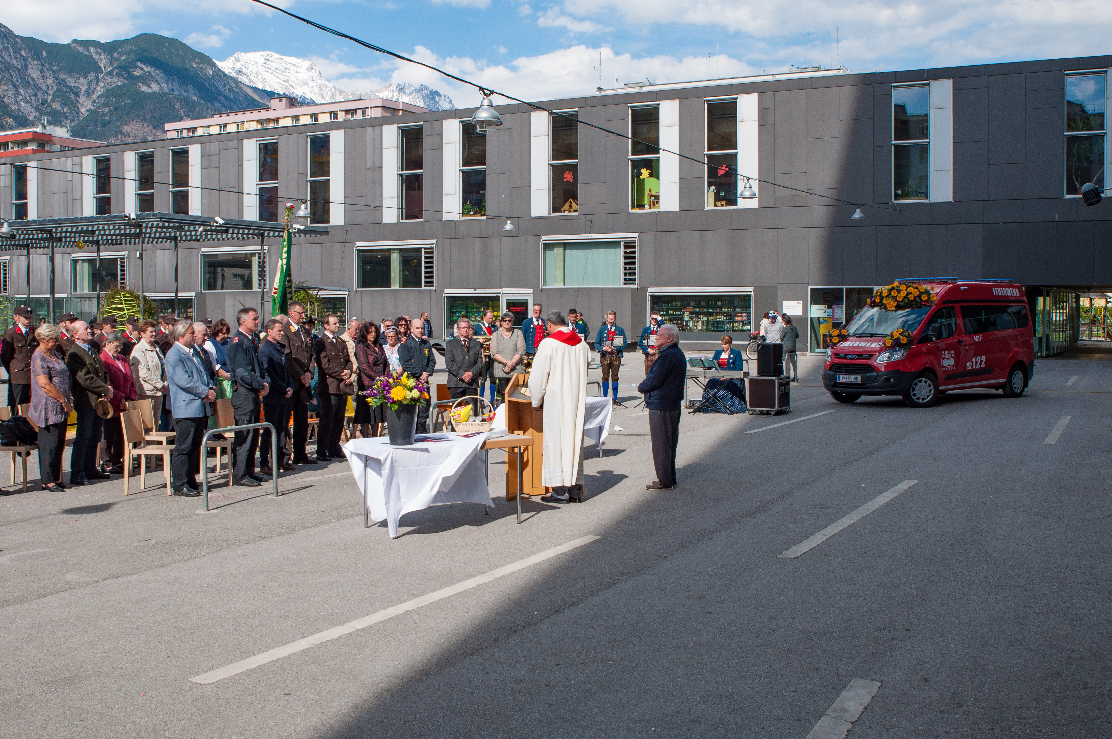 Vizebürgermeister und Feuerwehrreferent Christoph Kaufmann war bei der Florianifeier der Freiwilligen Feuerwehr Neu Arzl am Sonntag dabei. Im Rahmen der Messe wurde das neue Mannschaftstransportfahrzeug geweiht. Kaufmann bedankte sich bei allen FeuerwehrkameradInnen, die sich 365 Tage im Jahr und 24 Stunden am Tag für die Sicherheit der Innsbrucker Bevölkerung bereithalten.