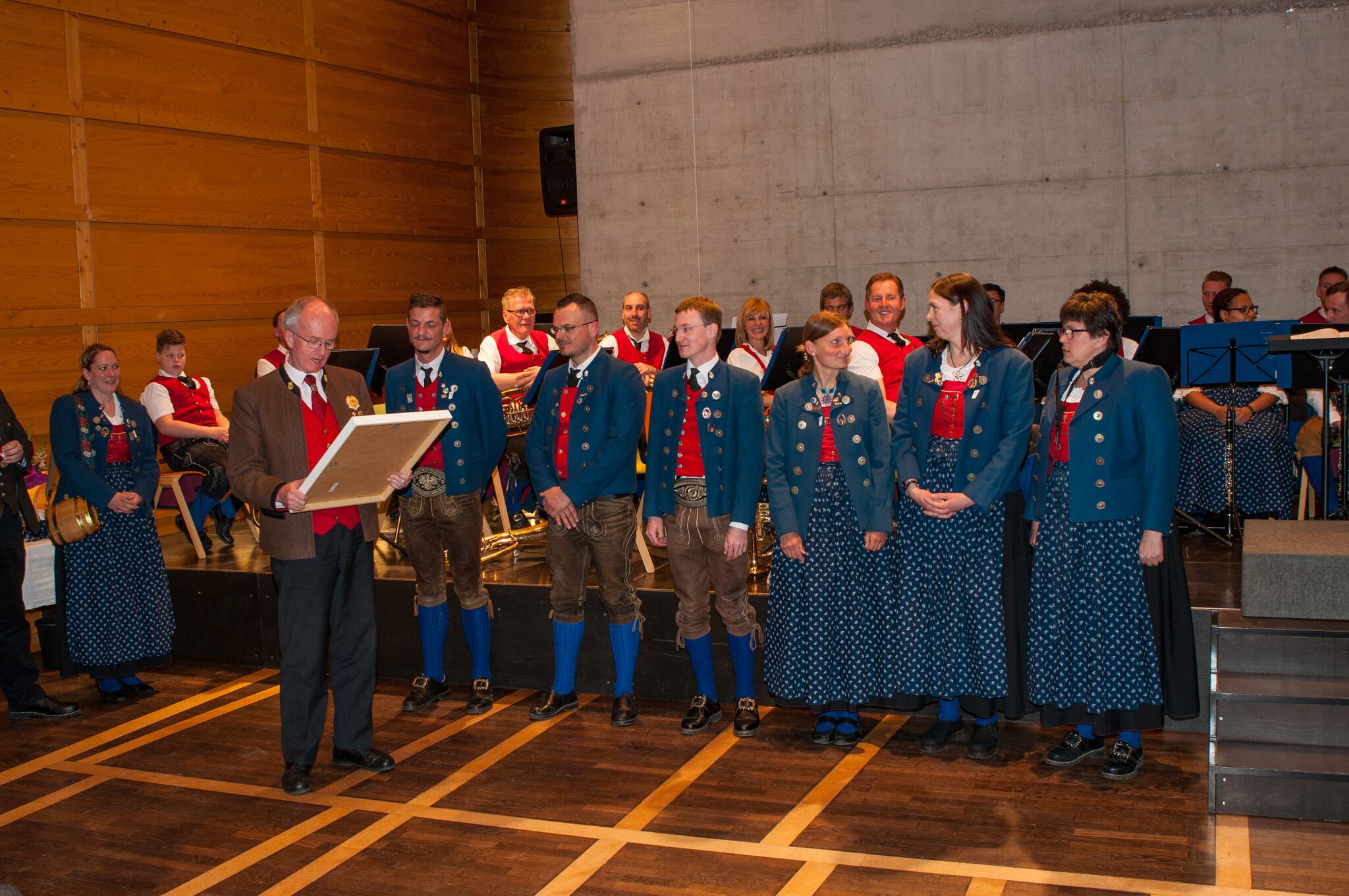 Vizebürgermeister Christoph Kaufmann besuchte am Wochenende das Frühjahrskonzert der Speckbacher Musikkapelle Neu Arzl/Olympisches Dorf. Gemeinsam mit Friedl Ludescher (Präsident des Verbands Neuarzl-Olympisches Dorf) bedankte er sich bei Obmann Thomas Porpaczy und Kapellmeister Thomas Voithofer für den gelungenen Konzertabend.