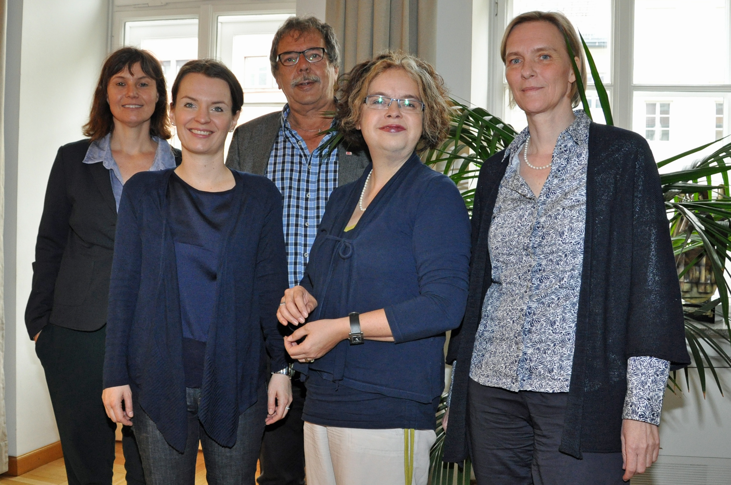 Stadtrat Gerhard Fritz (M.) präsentierte das Projekt mit der Integrationsbeauftragten Nicola Köfler, Elisabeth Reiter, Elisabeth Anker und Sabine Kroneder (v.l.).