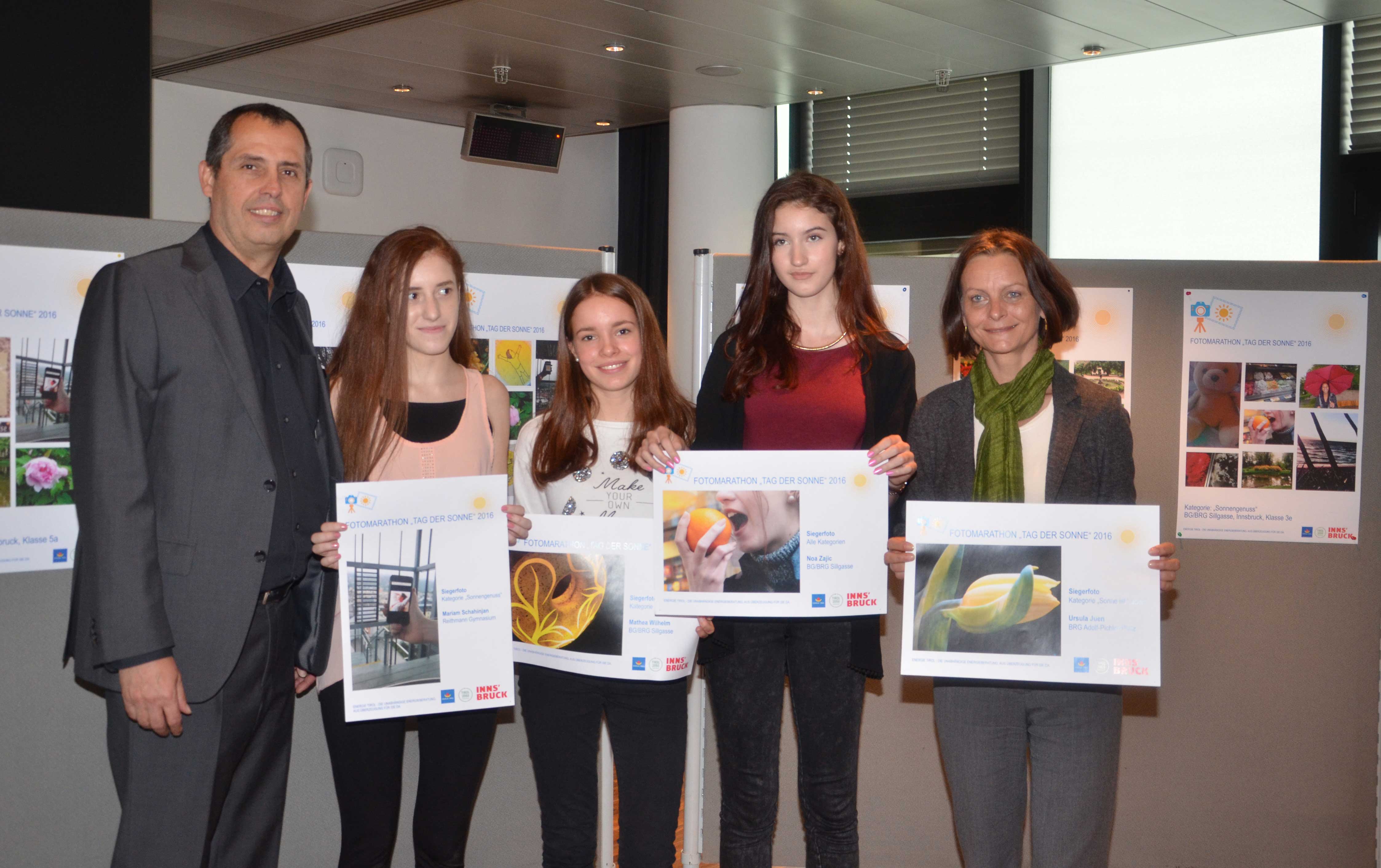 Vizebürgermeisterin Mag.a Sonja Pitscheider (r.) und DI Bruno Oberhuber, Geschäftsführer Energie Tirol, verkündeten die Fotomarathon-Preisträgerinnen Mariam Schahinjan, Mathea Wilhelm und Gesamtsiegerin Noa Zajic (v.l.).