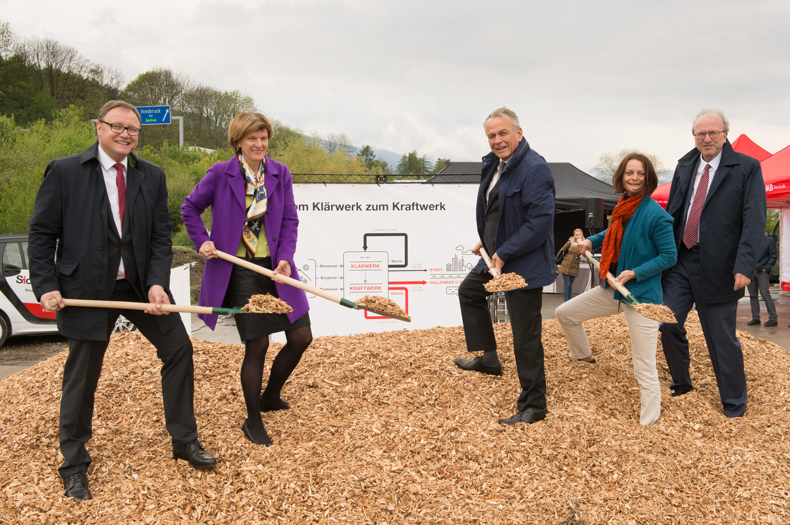 IKB-Vorstandsdirektor Thomas Gasser, Bürgermeisterin Christine Oppitz-Plörer, IKB-Vorstandsvorsitzender Harald Schneider, Vizebürgermeisterin Sonja Pitscheider und IKB Vorstandsdirektor Helmuth Müller (v.l.) führten den Spatenstich aus.