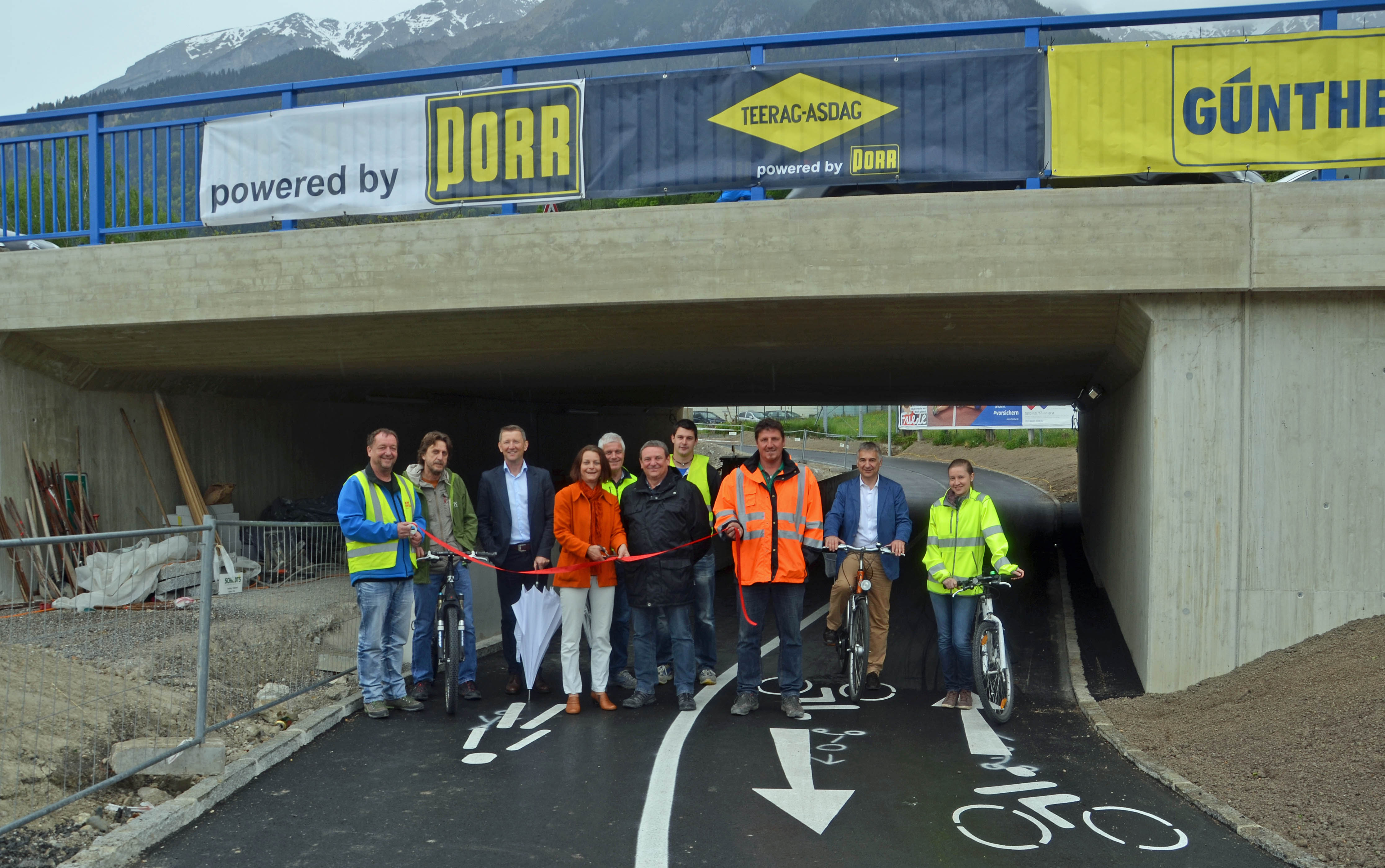 Bei der offiziellen Eröffnung der Unterführung im Bereich Vögelebichl (v.l.): Reinhard Rogen, Helmut Krainer, Baustellenkoordinator Dr. Herbert Köfler, Vizebürgermeisterin Sonja Pitscheider, Thomas Filzer (IVB), Harald Muhrer, Alexander Weißenbichler, Wilfried Holzknecht (beide TEERAG-ASDAG), Walter Zimmeter und Johanna Hauswurz (IVB)