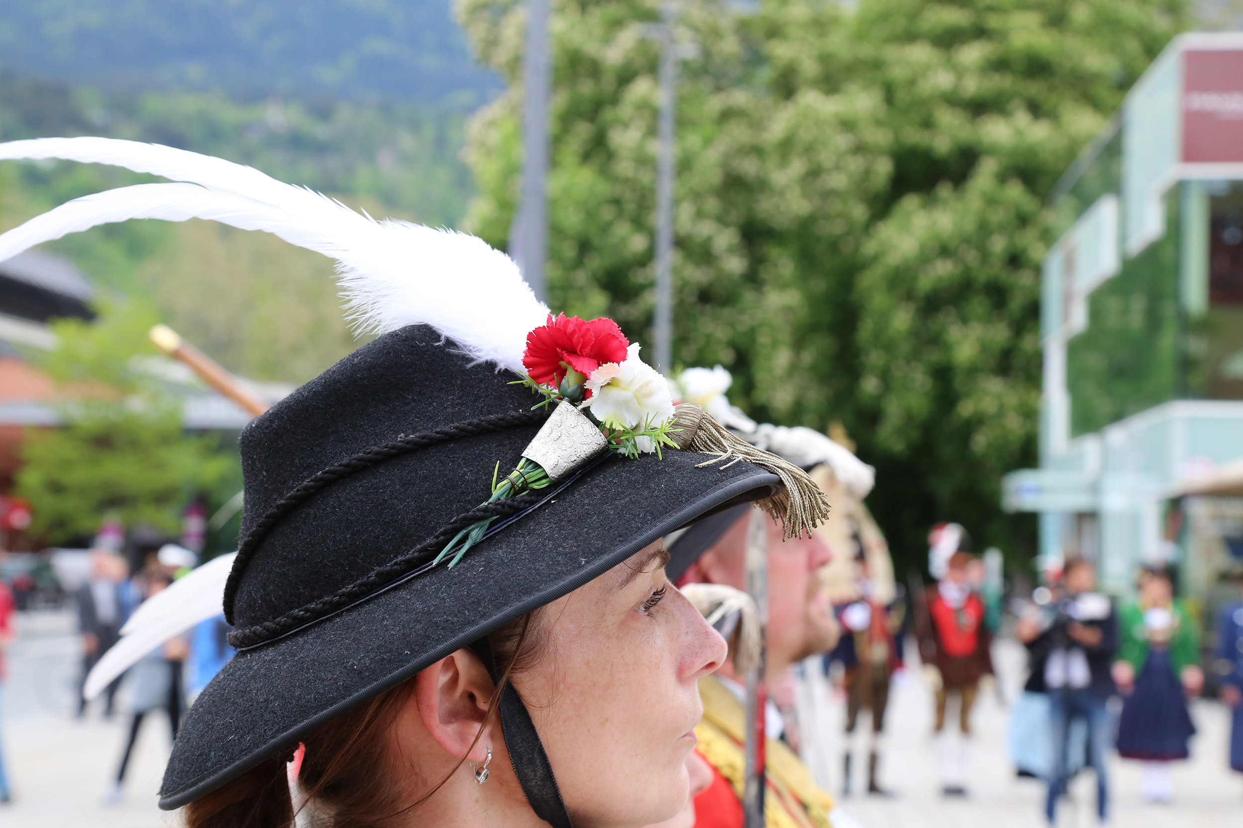 Landesüblicher Empfang vor dem Landestheater mit den Schützenabordnungen Innsbrucks, der Ehrenkompanie Wilten und den "Rotjacken", der Stadtmusikkapelle Wilten anlässlich der Verleihung des Kaiser-Maximilian-Preises 2016 an den schwedischen Kommunalpolitiker Anders Knape