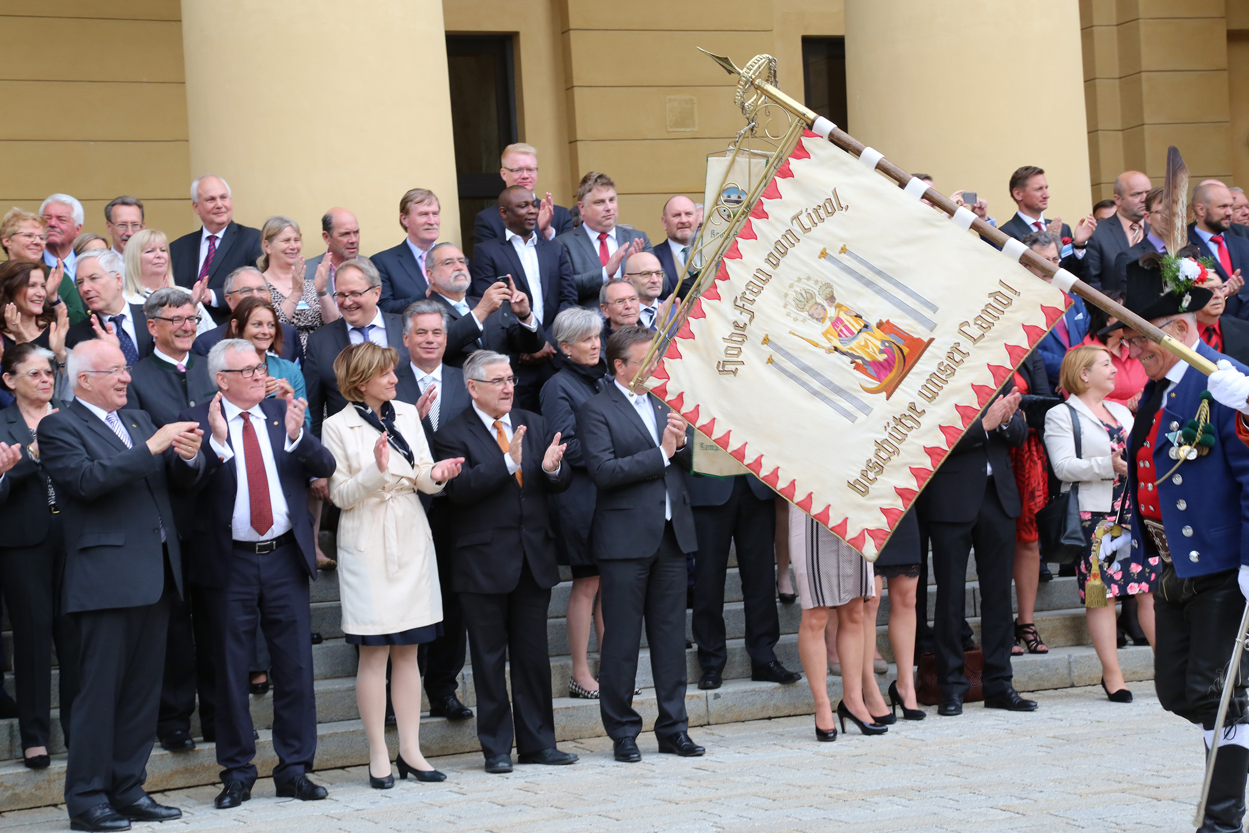 Landesüblicher Empfang vor dem Landestheater mit den Schützenabordnungen Innsbrucks, der Ehrenkompanie Wilten und den "Rotjacken", der Stadtmusikkapelle Wilten anlässlich der Verleihung des Kaiser-Maximilian-Preises 2016 an den schwedischen Kommunalpolitiker Anders Knape