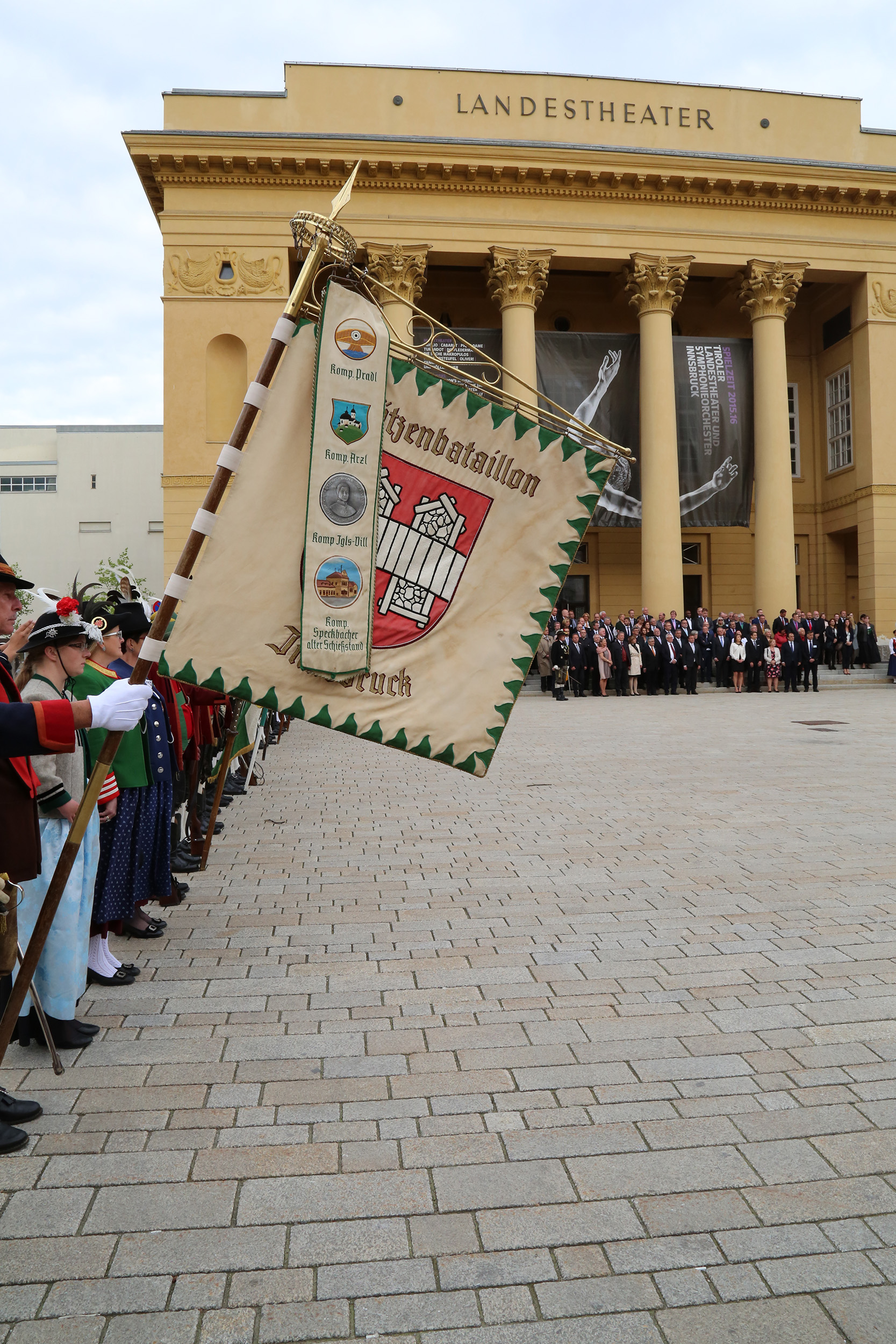 Landesüblicher Empfang vor dem Landestheater mit den Schützenabordnungen Innsbrucks, der Ehrenkompanie Wilten und den "Rotjacken", der Stadtmusikkapelle Wilten anlässlich der Verleihung des Kaiser-Maximilian-Preises 2016 an den schwedischen Kommunalpolitiker Anders Knape