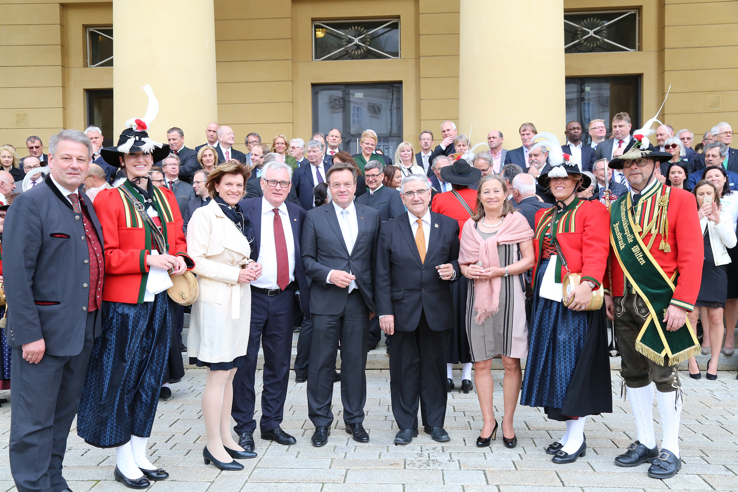 Landesüblicher Empfang vor dem Landestheater mit den Schützenabordnungen Innsbrucks, der Ehrenkompanie Wilten und den "Rotjacken", der Stadtmusikkapelle Wilten anlässlich der Verleihung des Kaiser-Maximilian-Preises 2016 an den schwedischen Kommunalpolitiker Anders Knape