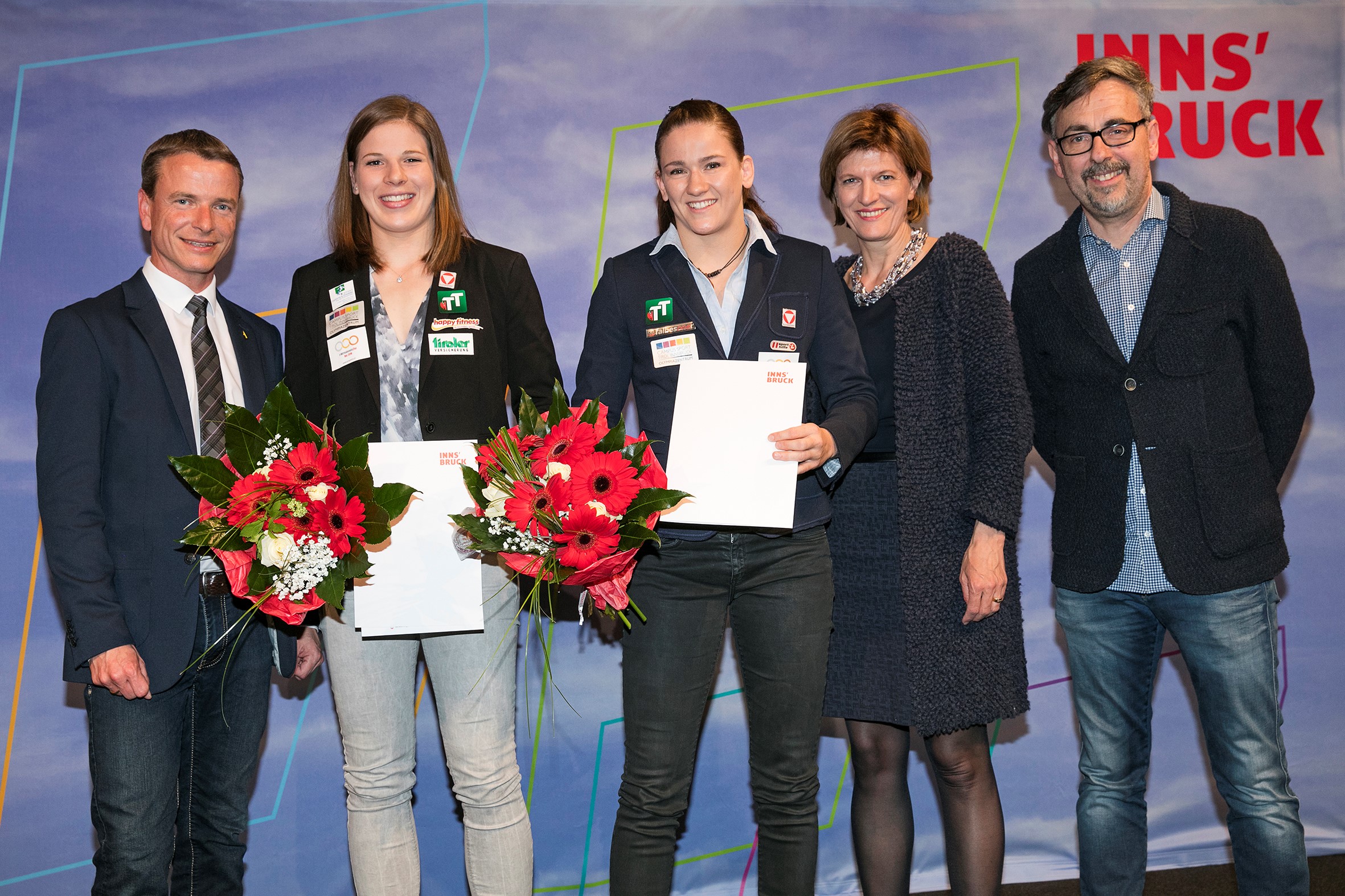 Innsbrucks Olympiahoffnungen Bernadette Graf (2.v.l.) und Kathrin Unterwurzacher (M.) strahlten bei der gestrigen Sportlerehrung um die Wette. Bürgermeisterin Christine Oppitz-Plörer, Vizebürgermeister Christoph Kaufmann (l.) und Vorsitzender des Sportausschusses Arno Grünbacher (r.) gratulierten allen Geehrten recht herzlich.