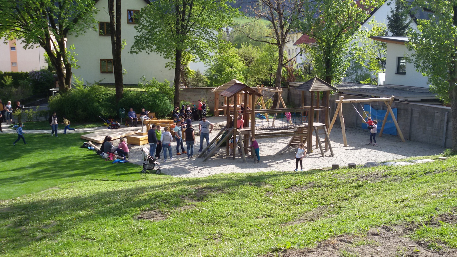 Die neuen Spielgeräte im Sieglanger begeistern Jung und Alt.