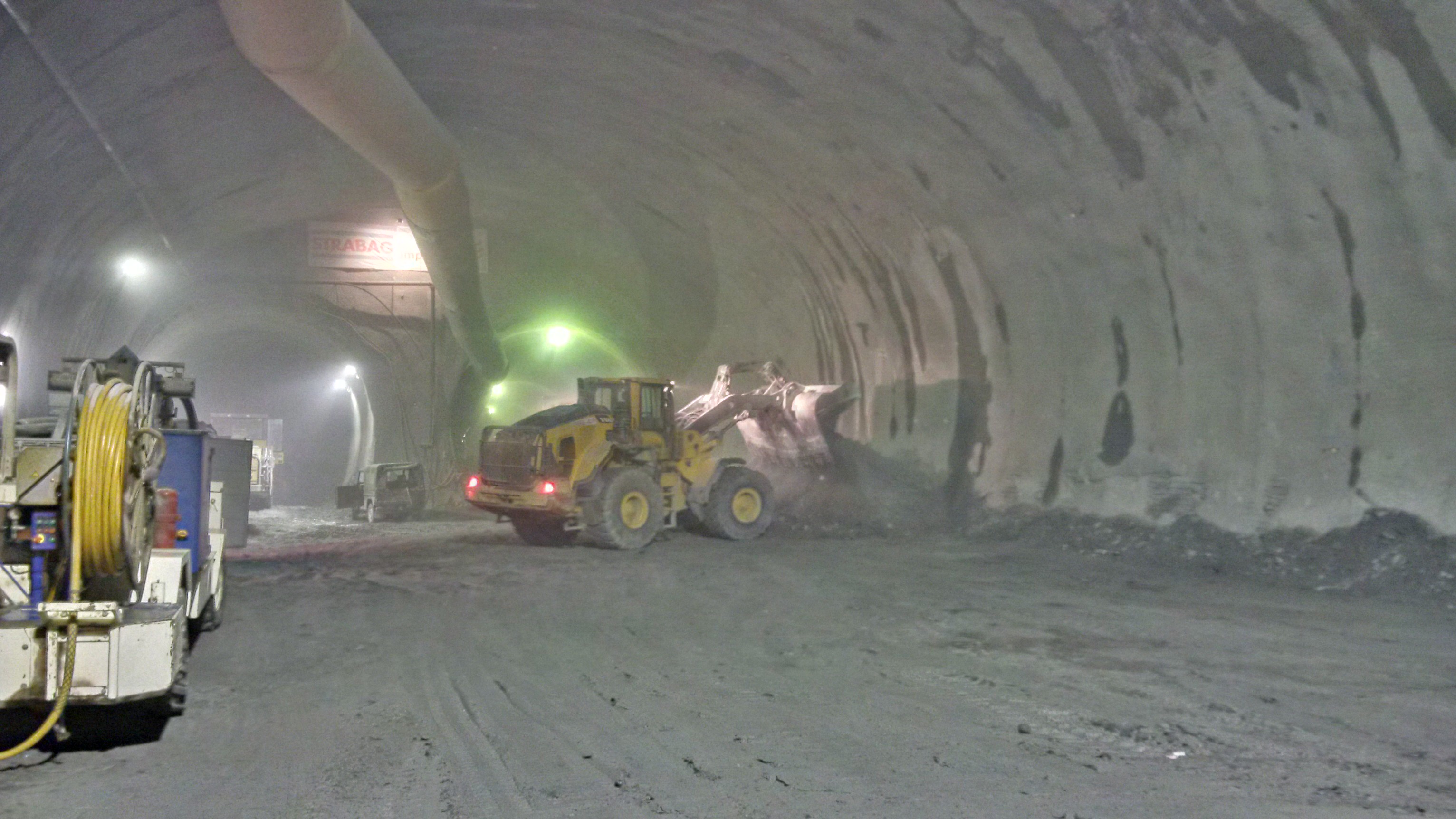 Auf Initiative von Vizebürgermeister und Feuerwehrreferent Christoph Kaufmann besuchten VertreterInnen des Innsbrucker Gemeinderates und der städtischen Verwaltung die Baustelle des Brenner Basistunnels. Derzeit entsteht zwischen Innsbruck und Franzensfeste die längste unterirdische Eisenbahnverbindung der Welt. Der 64 km lange Brenner Basistunnel bietet eine attraktive Alternative für den Güterverkehr und eröffnet dem Personenverkehr eine völlig neue Dimension des Reisens.
