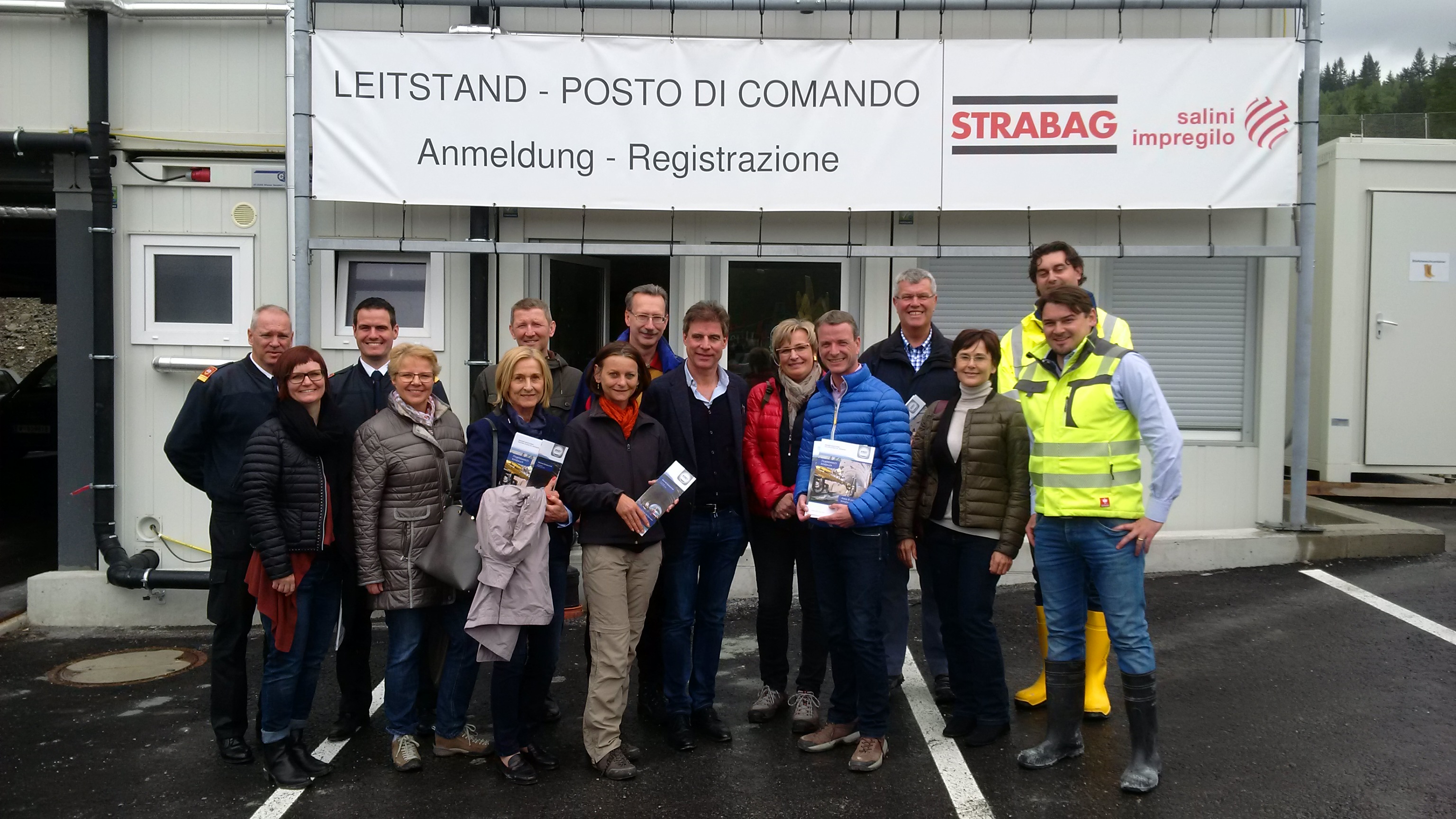 Auf Initiative von Vizebürgermeister und Feuerwehrreferent Christoph Kaufmann besuchten VertreterInnen des Innsbrucker Gemeinderates und der städtischen Verwaltung die Baustelle des Brenner Basistunnels. Derzeit entsteht zwischen Innsbruck und Franzensfeste die längste unterirdische Eisenbahnverbindung der Welt. Der 64 km lange Brenner Basistunnel bietet eine attraktive Alternative für den Güterverkehr und eröffnet dem Personenverkehr eine völlig neue Dimension des Reisens.