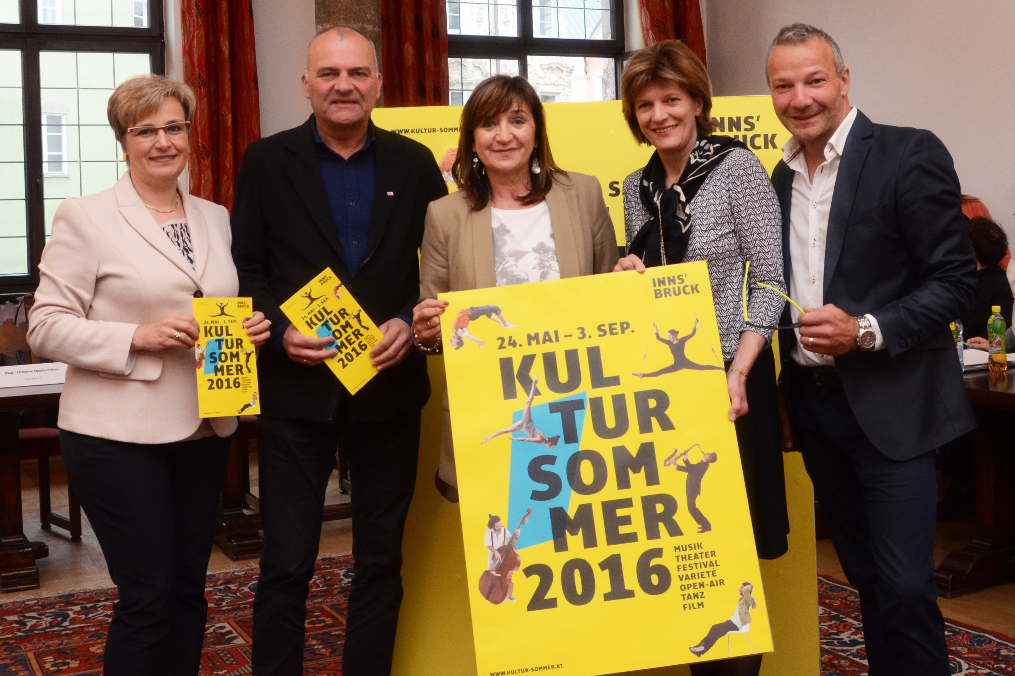 Präsentierten geschlossen das bunte Programm des diesjährigen Kultursommers: Kulturamtsleiterin Birgit Neu, Tourismusverbandobmann Karl Gostner, Kulturlandesrätin Beate Palfrader, Bürgermeisterin Christine Oppitz-Plörer und Mitorganisator Robert Neuner (v.l.).