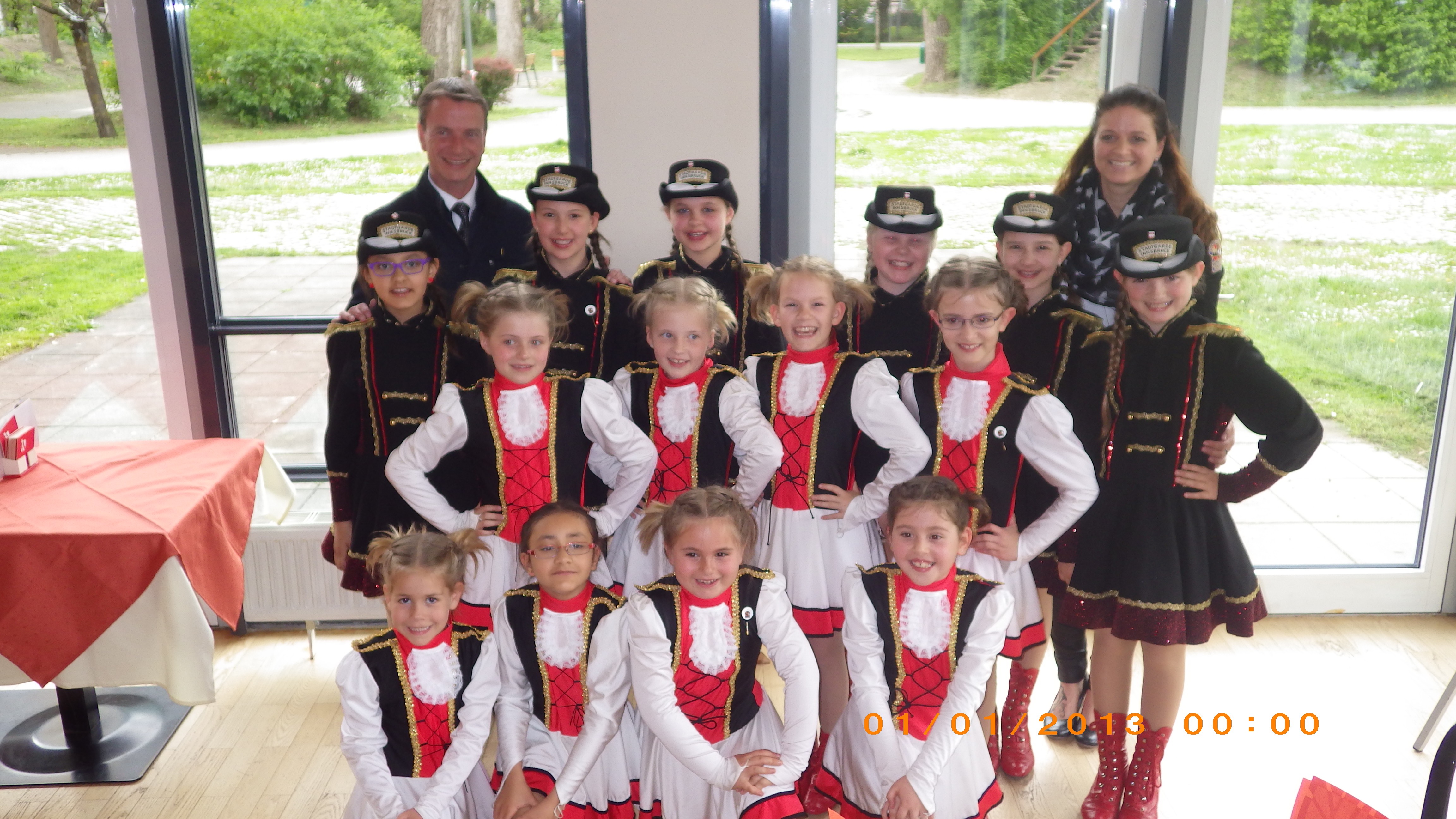 Seit über 25 Jahren steht die Stadtgarde Schautanzgruppe Innsbruck für Freude an Musik und Bewegung. Aber auch anderen eine Freude zu bereiten ist dem Verein sehr wichtig und so trat die Kinder- und Jugendgarde in mehreren Wohnheimen der Stadt Innsbruck auf. Ende April schaute Vizebürgermeister Christoph Kaufmann beim Auftritt im ISD Wohnheim Reichenau vorbei.