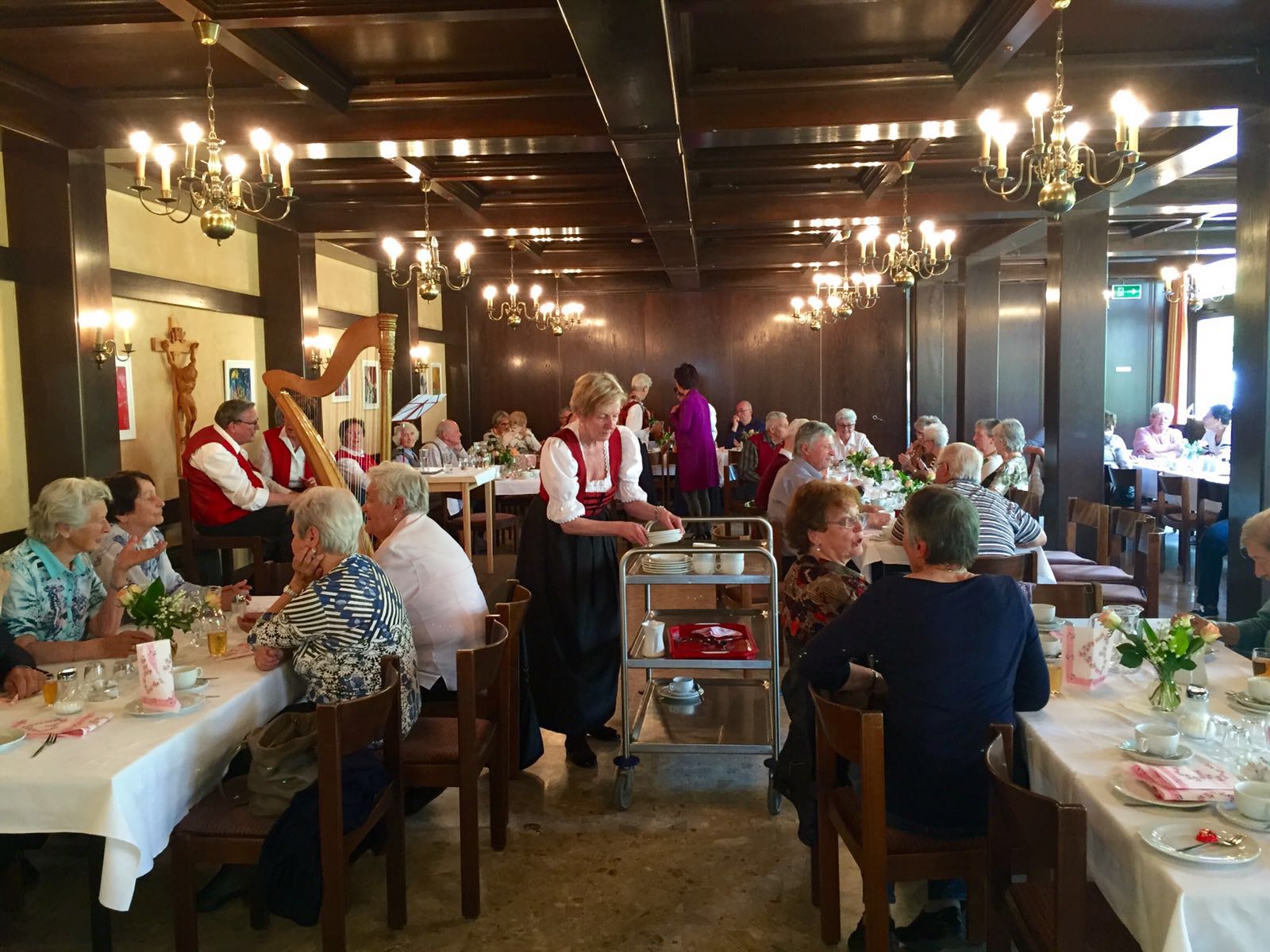 Vizebürgermeister und Seniorenreferent Christoph Kaufmann besuchte die SeniorInnenenstube der Pfarre Maria am Gestade im Stadtteil Sieglanger‎. Über 50 Personen nützen jedes Monat die Gelegenheit einen Nachmittag mit Gesprächen, Musik und natürlich Kaffee und Kuchen zu verbringen. Ein herzliches Dankeschön an Pfarrer Monsignore Helmut Gatterer für die Zuverfügungstellung der Pfarrräumlichkeiten und an Frau Streitberger und ihr Team für die tolle Betreuung der SeniorInnen.