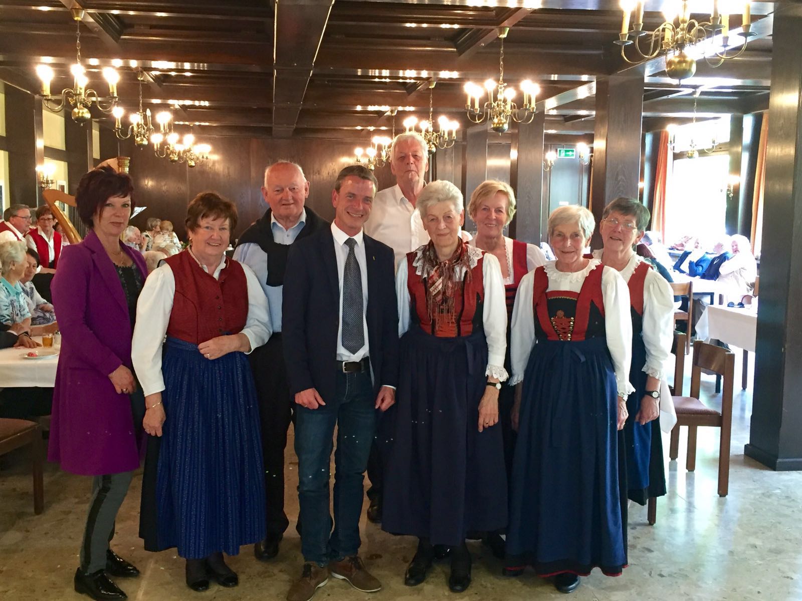 Vizebürgermeister und Seniorenreferent Christoph Kaufmann besuchte die SeniorInnenenstube der Pfarre Maria am Gestade im Stadtteil Sieglanger‎. Über 50 Personen nützen jedes Monat die Gelegenheit einen Nachmittag mit Gesprächen, Musik und natürlich Kaffee und Kuchen zu verbringen. Ein herzliches Dankeschön an Pfarrer Monsignore Helmut Gatterer für die Zuverfügungstellung der Pfarrräumlichkeiten und an Frau Streitberger und ihr Team für die tolle Betreuung der SeniorInnen.