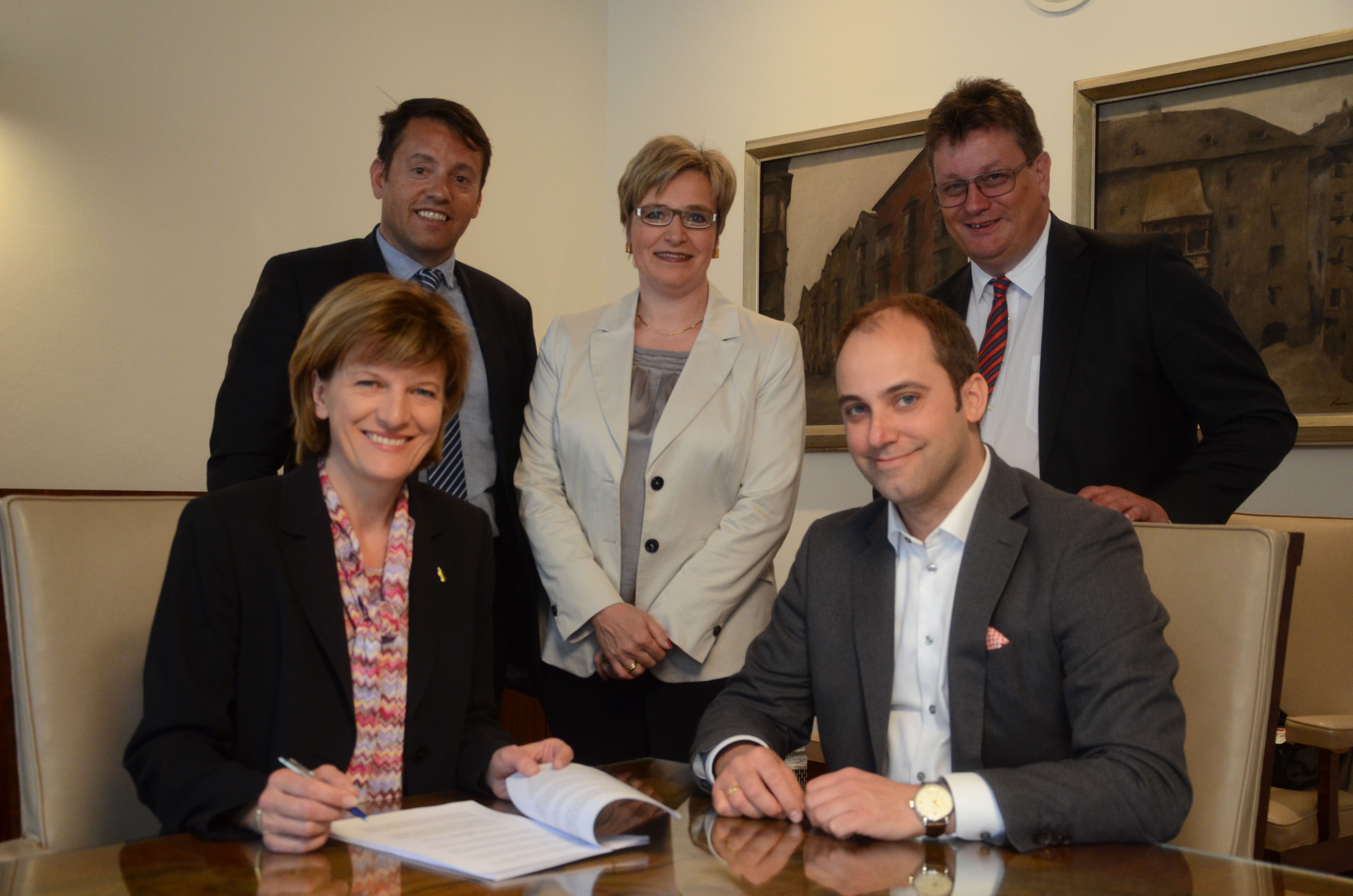 Zeigten sich bei der Vertragsunterzeichnung für die neue Stadtbibliothek erfreut: Bürgermeisterin Christine Oppitz-Plörer, IIG-Geschäftsführer Franz Danler, Abteilungsleiterin Birgit Neu, Markus Schafferer (Eigentümer der PEMA-Gruppe) sowie PEMA-Jurist Johannes Gerstenbauer (v.l.)