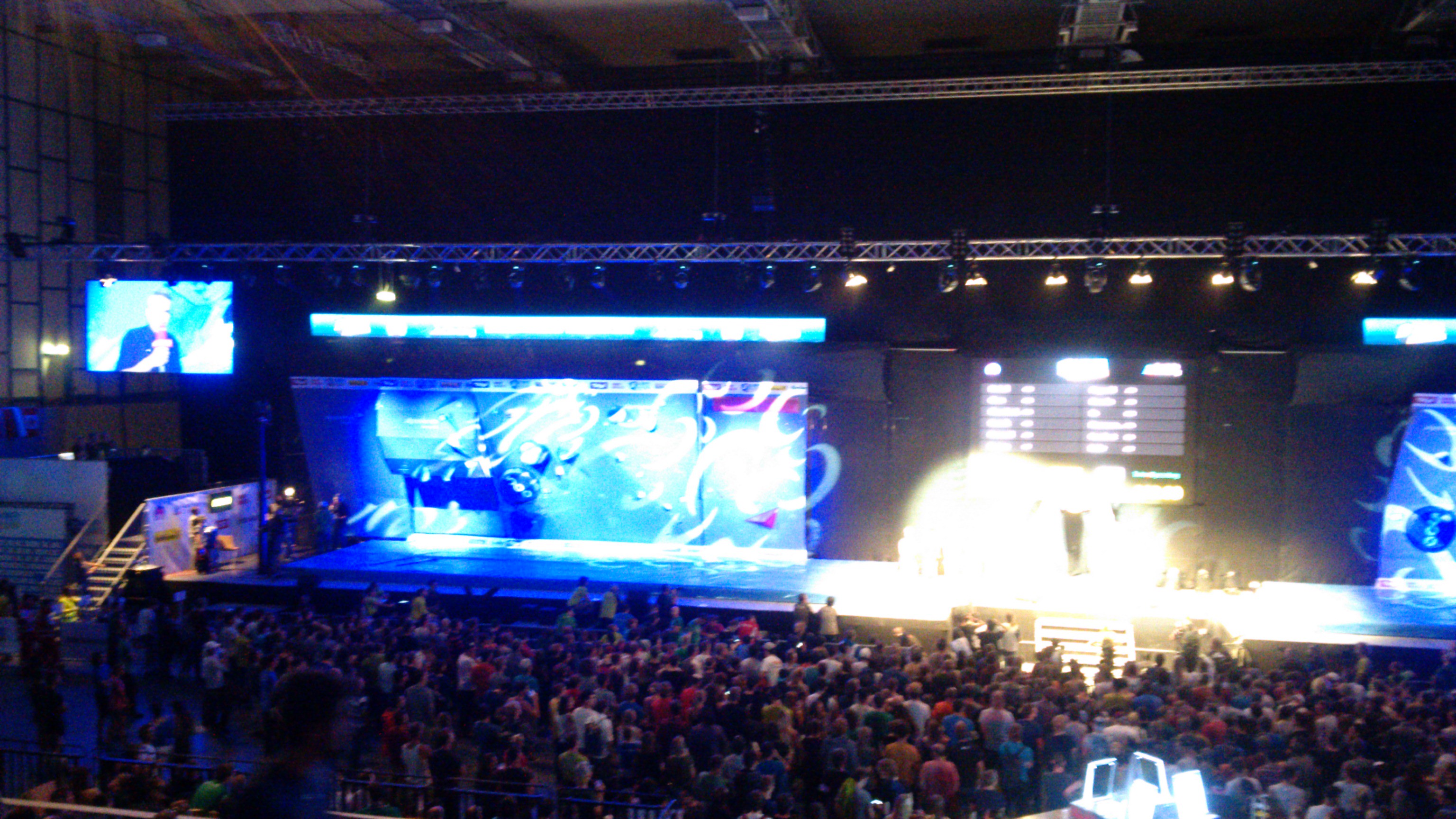 Gemeinsam mit ÖWK-Präsident  Eugen Burtscher‎, Landeshauptmann-Stellvertreter ÖR Josef Geisler und KVÖ-Geschäftsführer Michael Schöpf besuchte Vizebürgermeister und Sportreferent Christoph Kaufmann den Boulder-Weltcup in der Olympiaworld . Über 3.500 ZuschauerInnen besuchten das spannende Sportevent.