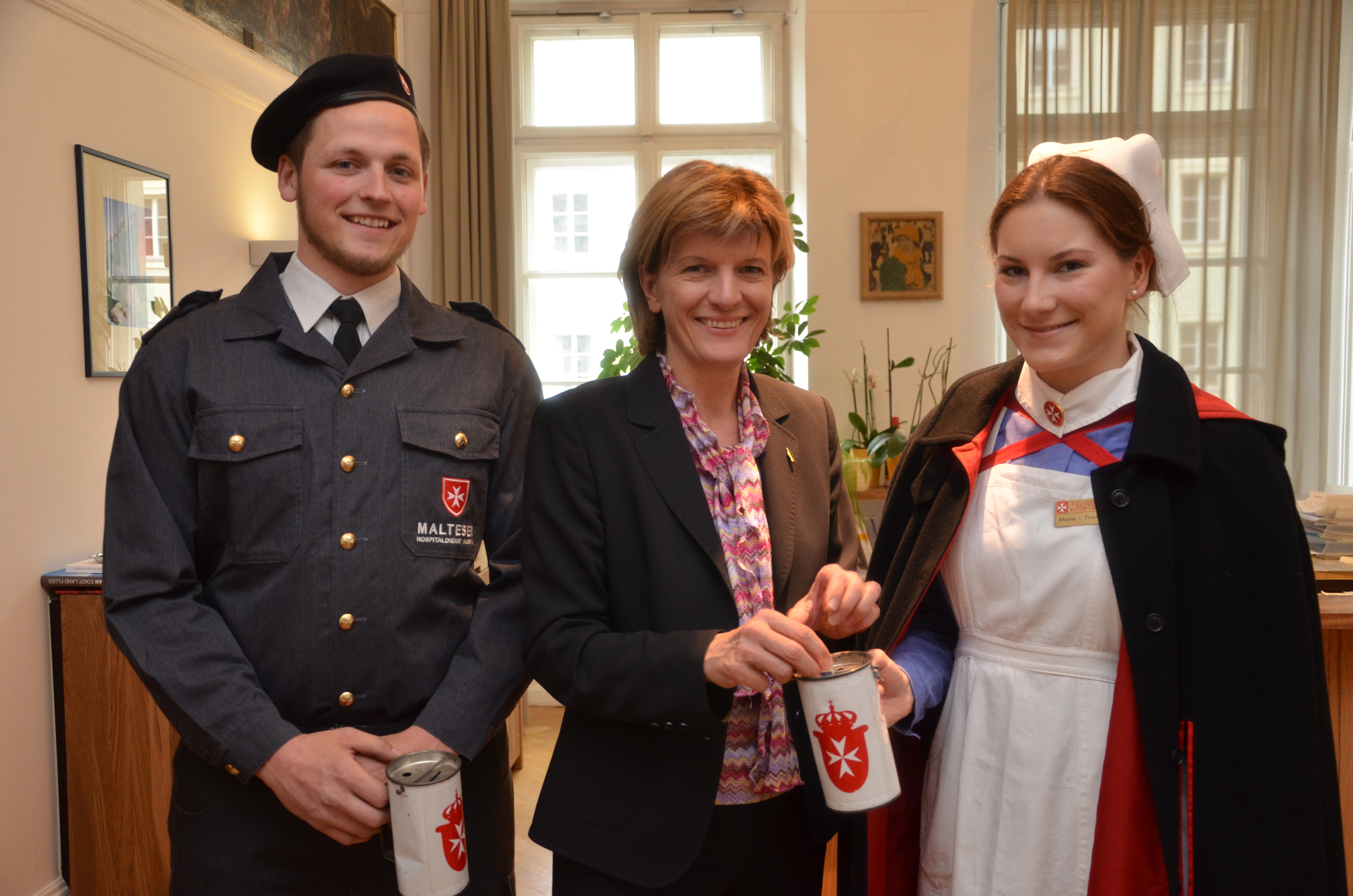 Eine erste Spende nahmen Bernhard Enzenberg und Marie-Theres Lachinger bereits von Bürgermeisterin Christine Oppitz-Plörer entgegen.