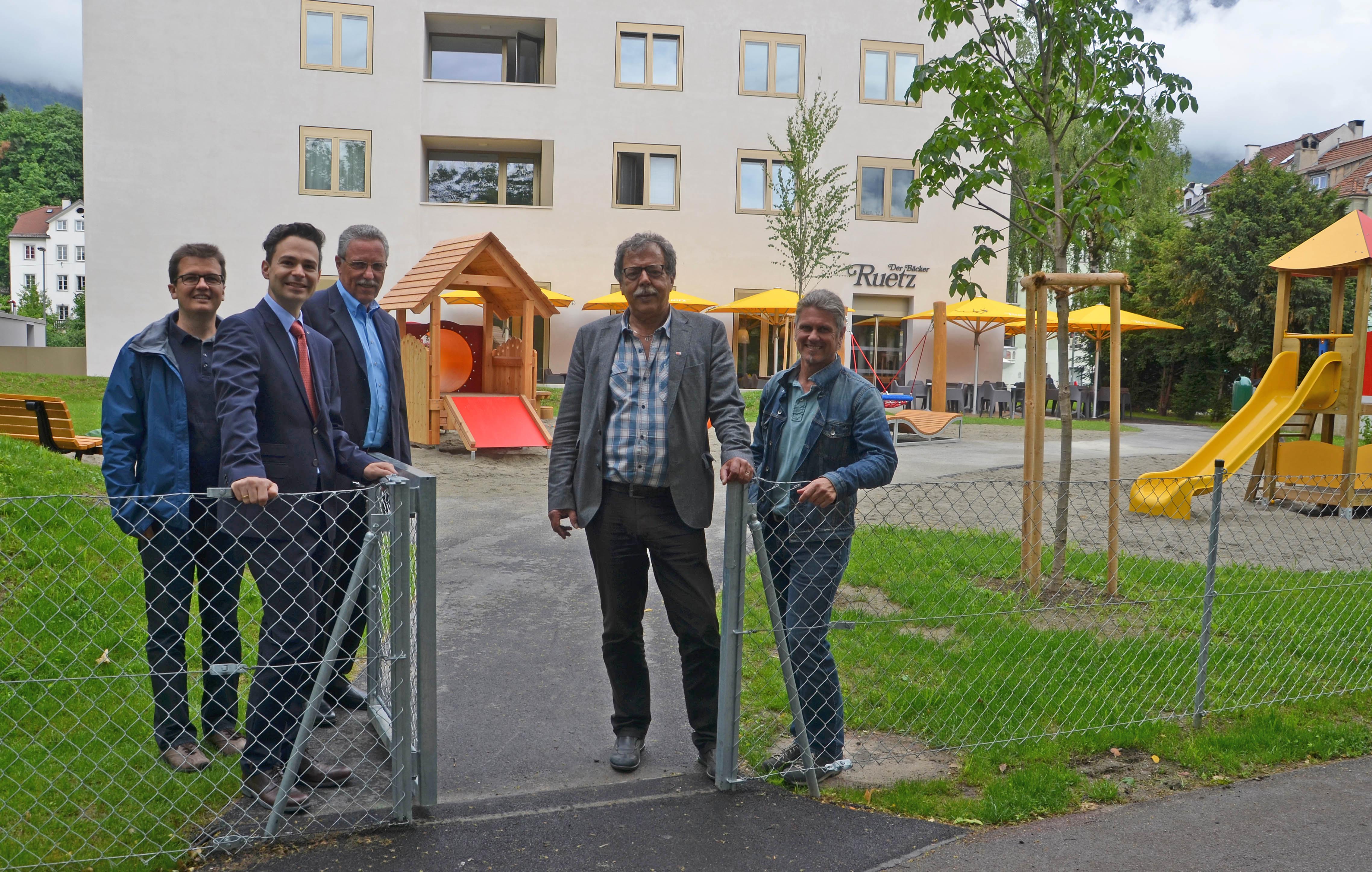 Der Spielplatz „Mariahilfpark“ ist ab sofort bereit für kleine und große Gäste – davon überzeugten sich DI (FH) Mag. (FH) Markus Pinter (Grünanlagen – Planung und Bau), Geschäftsführer Dr. Karl Gstrein (Bauträger IVG Karl Gstrein GmbH), Referent Karl Gstrein (Grünanlagen – Planung und Bau), Stadtrat Mag. Gerhard Fritz und Stefan Engele (Stadtgartendirektion) (v. l.).