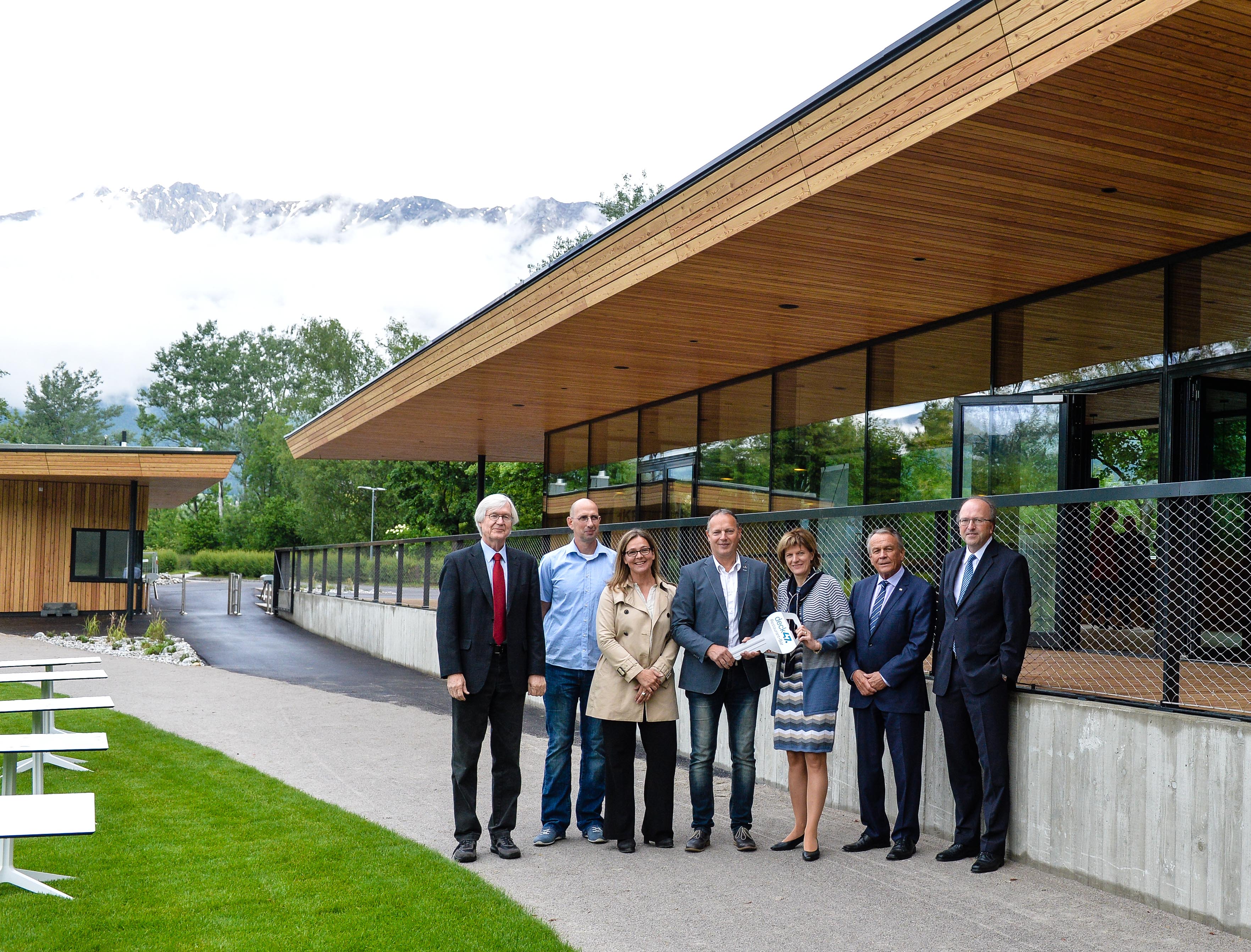 Zum Start der Badesaison 2016 hat der Baggersee ein architektonisch attraktives neues Res-taurant bekommen. Bei der feierlichen Schlüsselübergabe von links: IKB-AR-Vorsitzender Manfried Gantner, Architekten Florian Lutz und Daniele Amann, Restaurantpächter Martin Klausner, Bürgermeisterin Christine Oppitz-Plörer, IKB-Vorstandsvorsitzender Harald Schnei-der sowi8e IKB-Vorstandsdirektor Helmuth Müller.