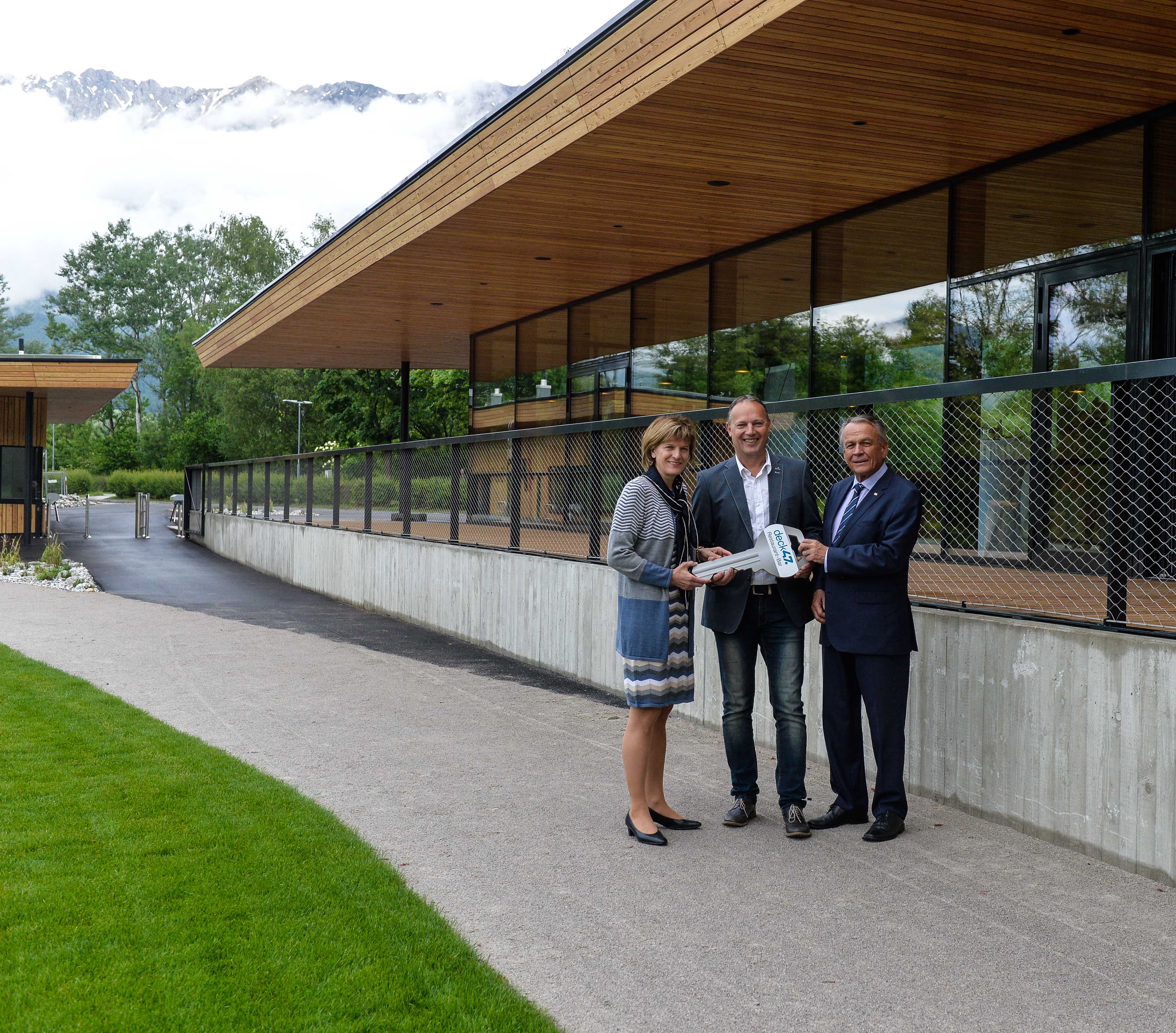 Zum Start der Badesaison 2016 hat der Baggersee ein architektonisch attraktives neues Restaurant bekommen. Bei der feierlichen Schlüsselübergabe an den neuen Pächter Martin Klausner (Mitte) Bürgermeisterin Christine Oppitz-Plörer und IKB-Vorstandsvorsitzender Harald Schneider