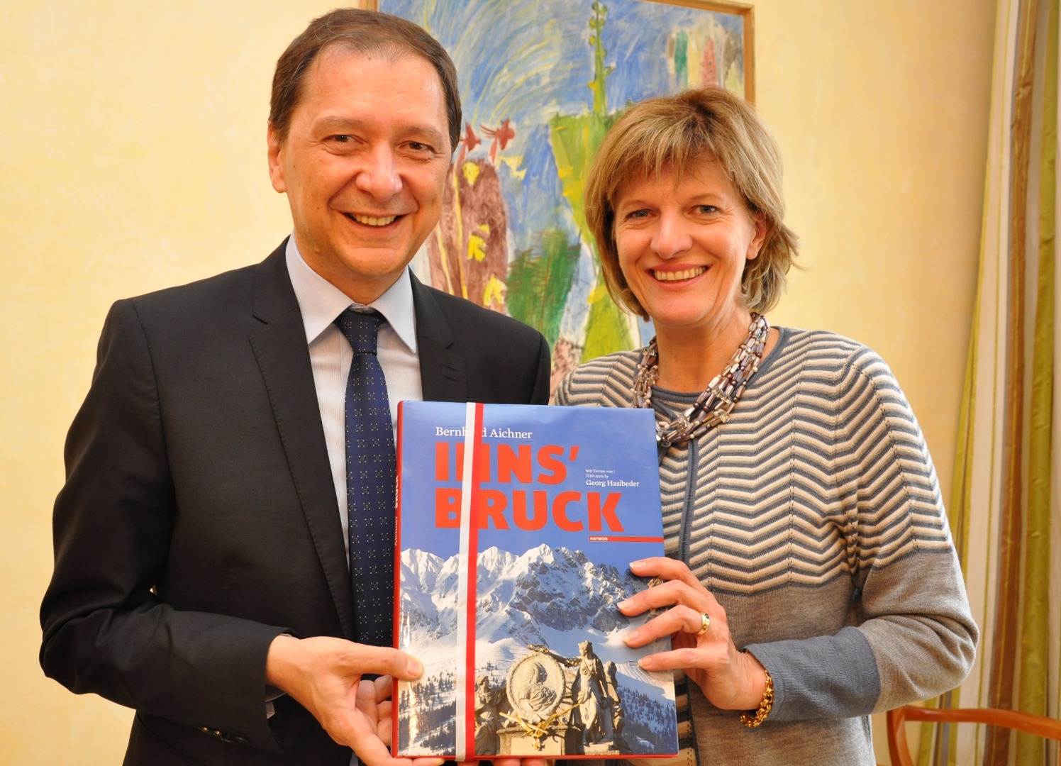 Ende Mai empfing Bürgermeisterin Christine Oppitz-Plörer den rumänischen Botschafter Bogdan Mazuru im Rathaus. Bei einem angeregten Gespräch tauschten die beiden sich über EU-politischen Themen sowie die Gemeinsamkeiten Österreichs und Rumänien aus. Geschenke wurden als Anerkennung ausgetauscht. Mazuru kam in Begleitung Honorarkonsuls für Rumänien, Friedemann Bachleitner-Hofmann.