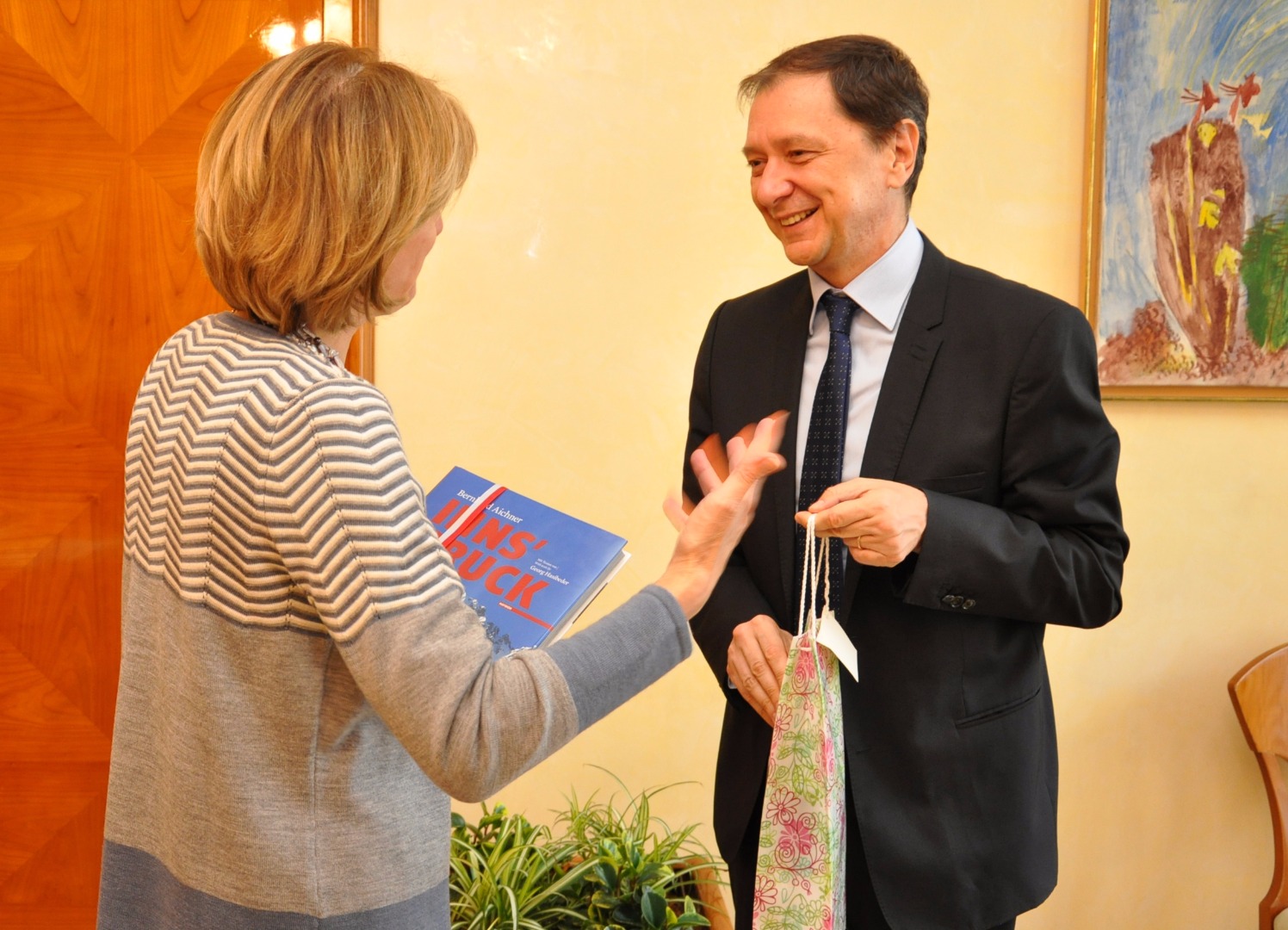 Ende Mai empfing Bürgermeisterin Christine Oppitz-Plörer den rumänischen Botschafter Bogdan Mazuru im Rathaus. Bei einem angeregten Gespräch tauschten die beiden sich über EU-politischen Themen sowie die Gemeinsamkeiten Österreichs und Rumänien aus. Geschenke wurden als Anerkennung ausgetauscht. Mazuru kam in Begleitung Honorarkonsuls für Rumänien, Friedemann Bachleitner-Hofmann.