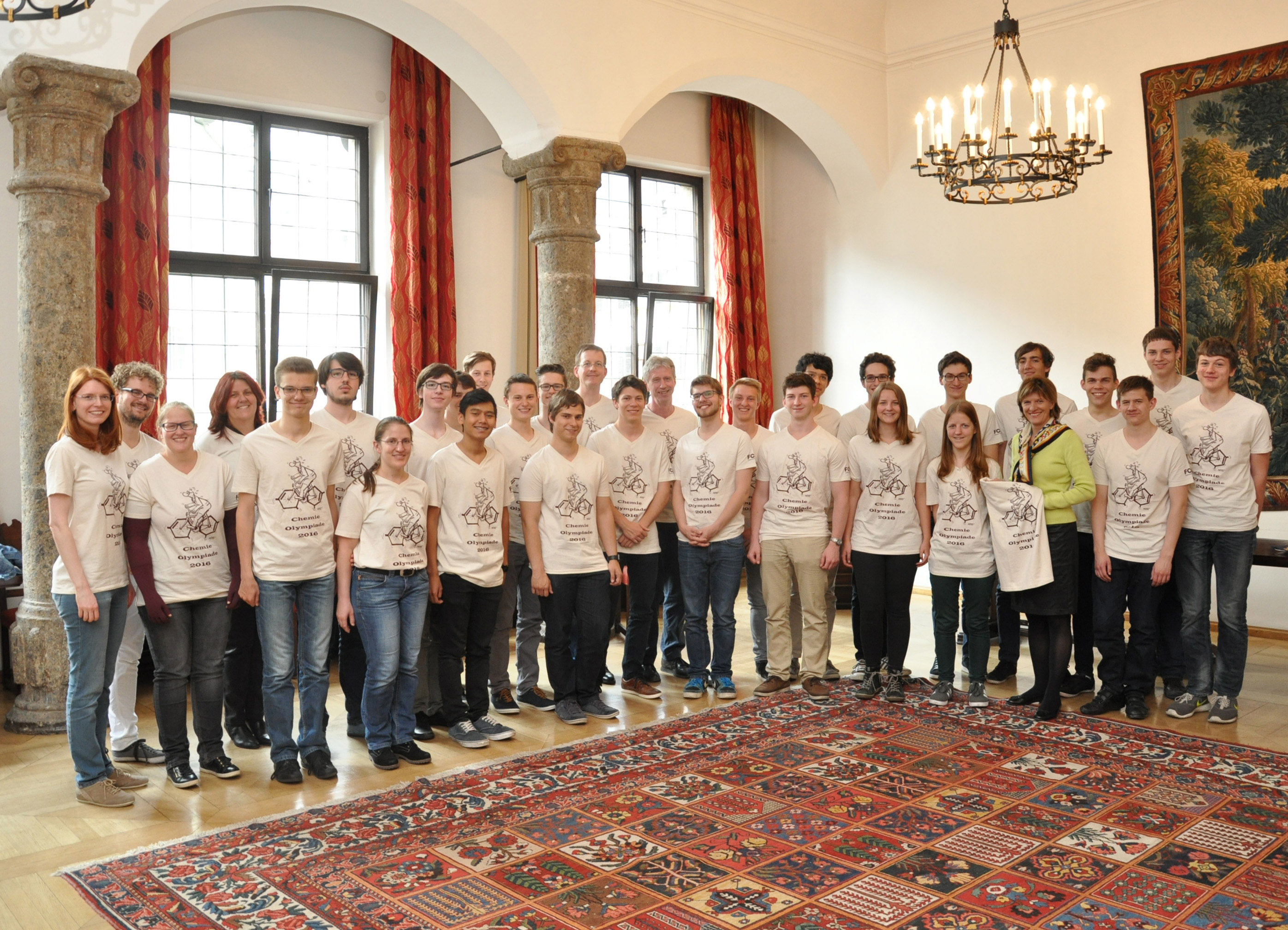 Beim Empfang der Chemie-OlympionikInnen im Bürgersaal des historischen Rathauses bekam Bürgermeisterin Christine Oppitz-Plörer ein T-Shirt überreicht.