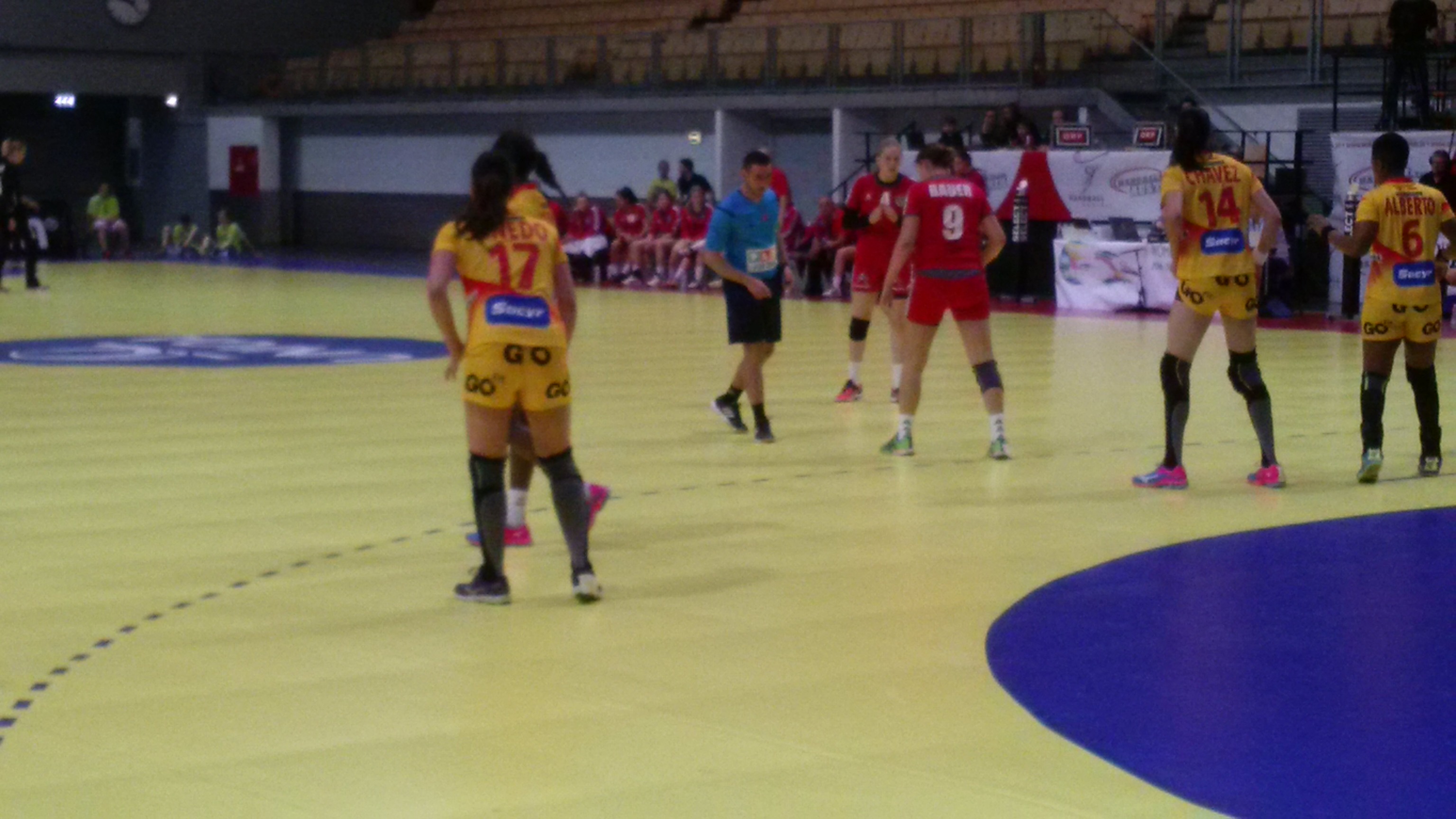 Vizebürgermeister und Sportreferent Christoph Kaufmann besuchte gemeinsam mit SVO-Präsident Mag. Andreas Seeböck das Damen Handball Länderspiel Österreich gegen Spanien. Vor ca. 1000 Fans verloren die Österreicherinnen mit 26:33.