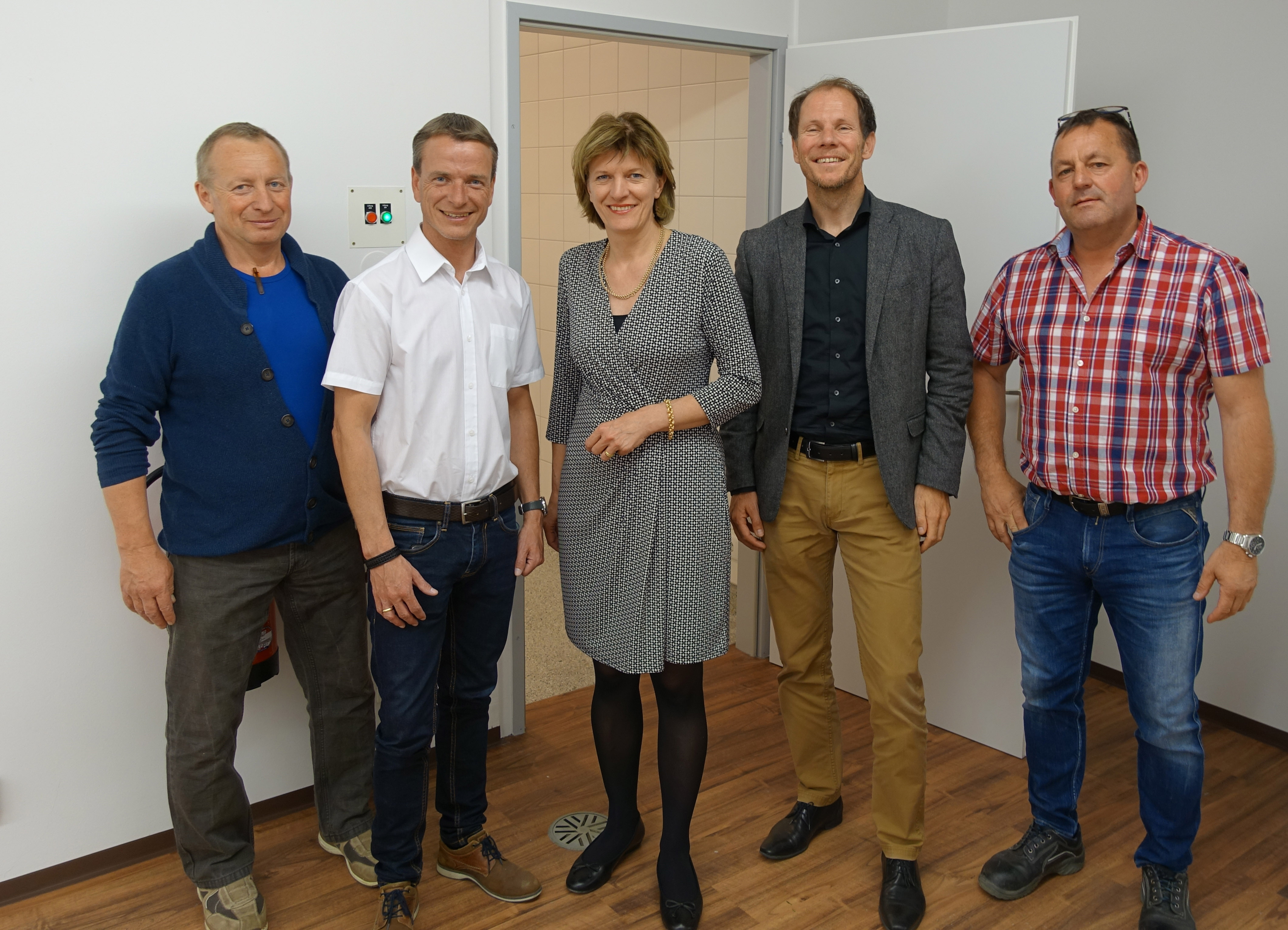 Die neuen Garderoben am Sportplatz Hötting-West sind beinahe fertig, nur die Einrichtung fehlt noch. Davon überzeugten sich Bürgermeisterin Christine Oppitz-Plörer, Vizebürgermeister Christoph Kaufmann (2.v.l.), Max Stern (Sportamt, l.) sowie die beiden Vertreter der IIG, Markus Schöpf und Klaus Nagl (2. bzw. 1. v. r.) persönlich.