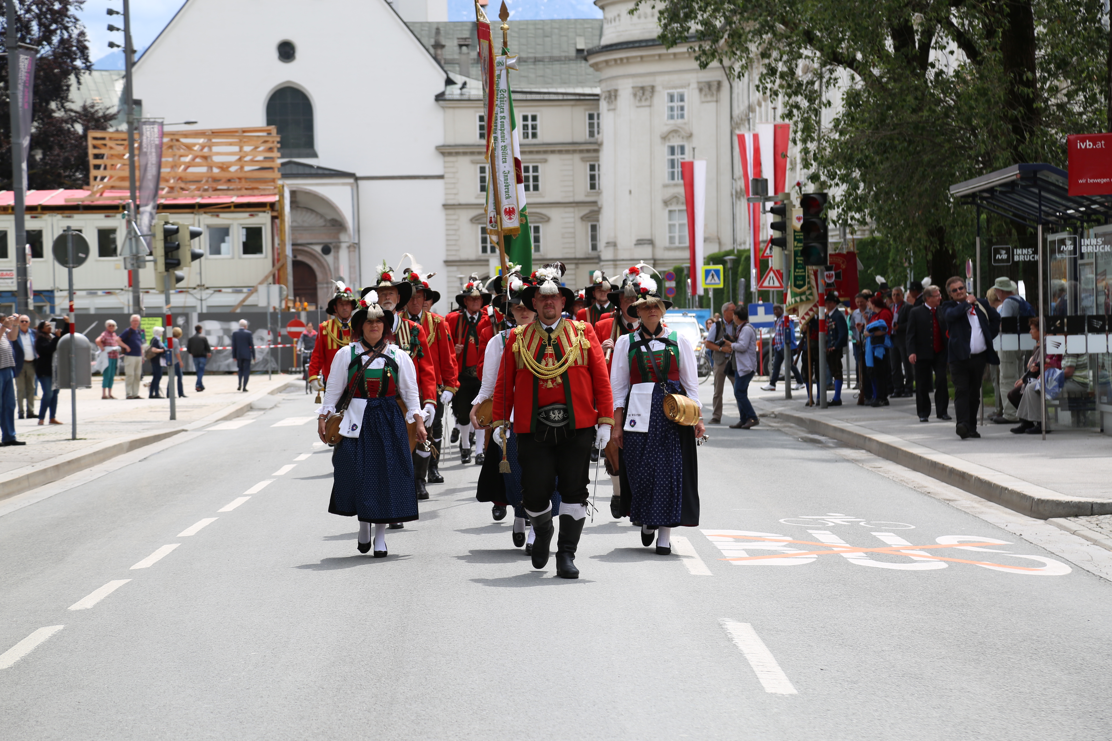 Die Wiltener Schützen marschieren auf beim landesüblichen Empfang zum 66. Österreichischen Städtetag in Innsbruck