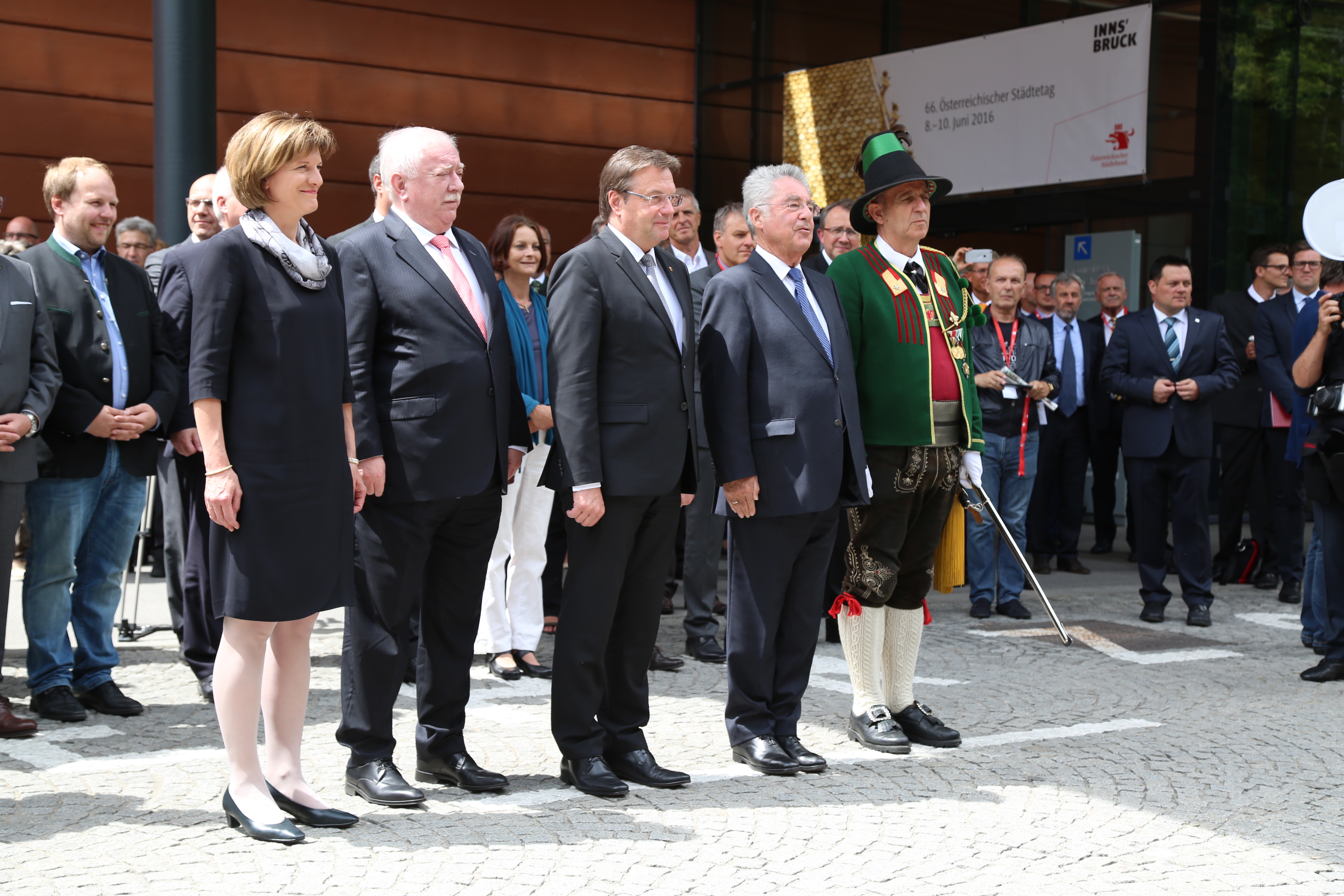 (v.l.): Bürgermeisterin Christine Oppitz-Plörer, Wiens Bürgermeister Michael Häupl, Landeshauptmann Günther Platter, Bundespräsident Heinz Fischer und Landeskommandant der Tiroler Schützen Fritz Tiefenthaler