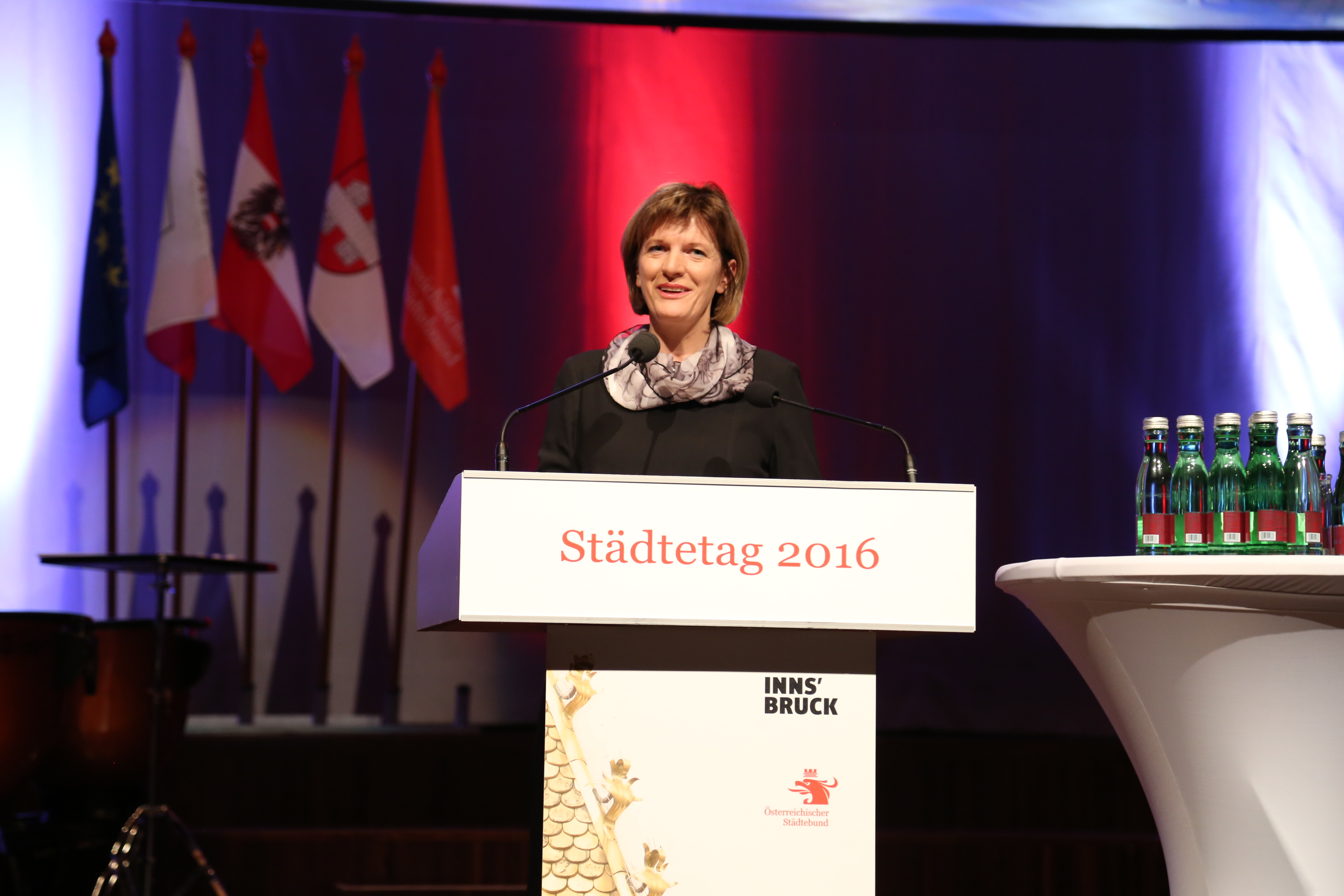 Gastgeberin und Bürgermeisterin Christine Oppitz-Plörer begrüßt die Anwesenden Mitglieder und Delegierte des 66. Österreichischen Städtetages in Innsbruck.