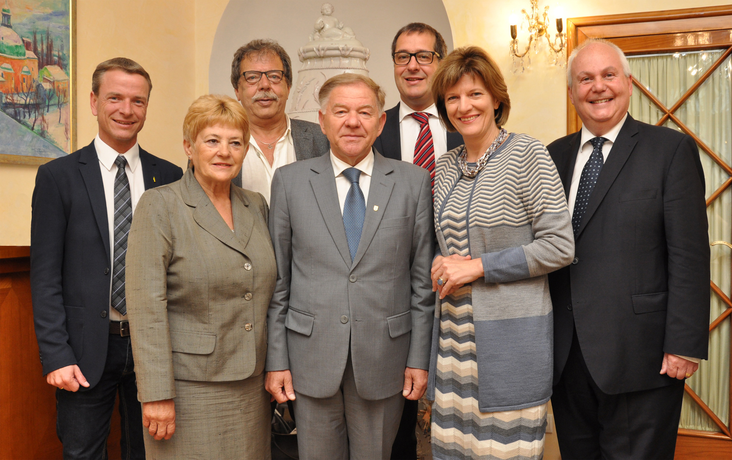 Die Innsbrucker Stadtregierung rund um Bürgermeisterin Christine Oppitz-Plörer begrüßte den Bürgermeister aus Sarajevo, Ivo Komšić (vorne M.)  gemeinsam mit Gattin Marija (2.v.l.), anlässlich seines Besuchs beim 66. Österreichischen Städtetag in Innsbruck.