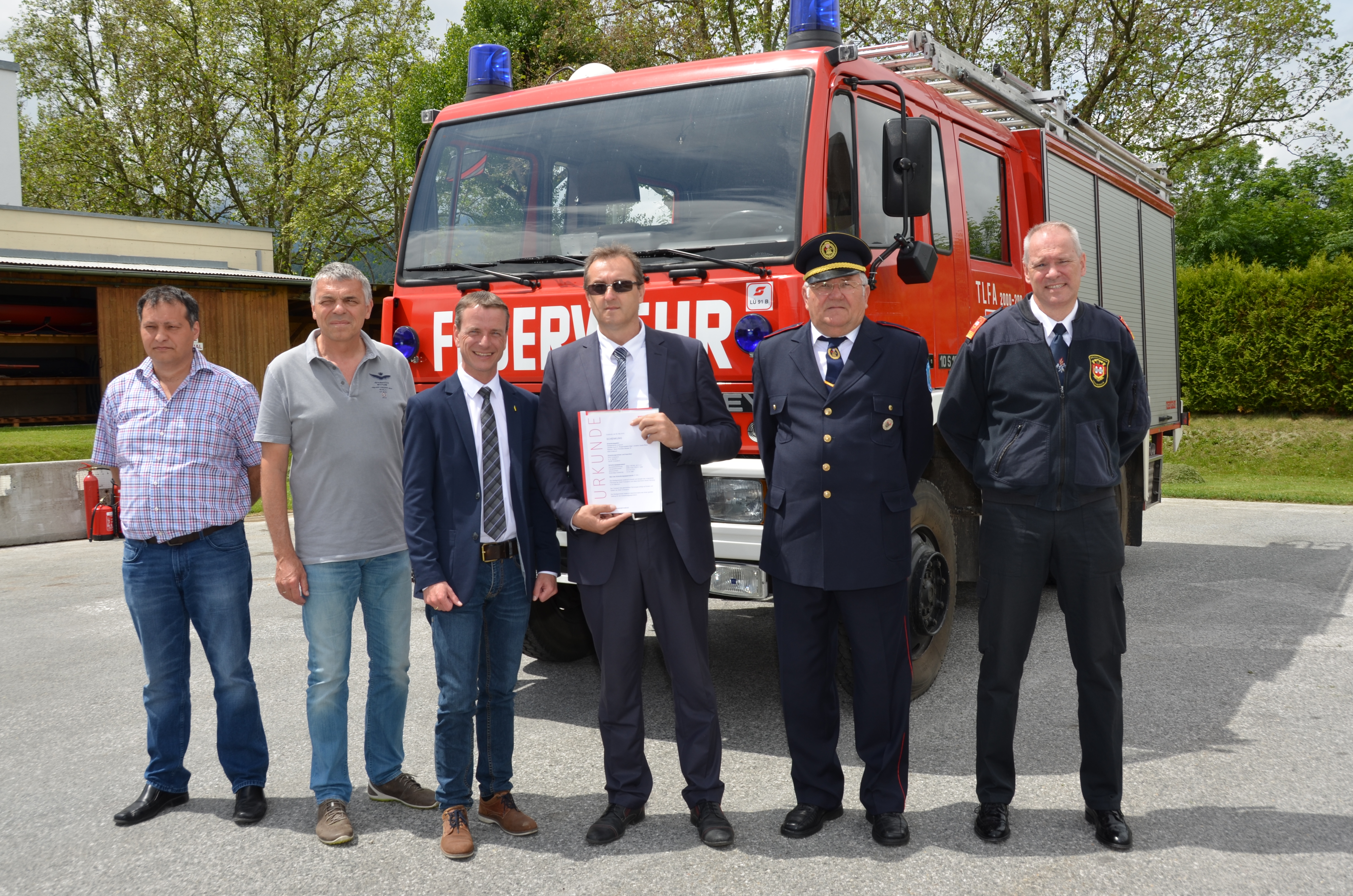 Das Land Tirol und neuerdings auch die Stadt Innsbruck unterstützen seit mehreren Jahren Feuerwehren in Kroatien. Ziel dabei ist es in fachlicher Zusammenarbeit von kroatischen und Tiroler Feuerwehrexperten Regionen sowohl in der Struktur als auch in der Ausstattung mit Geräten und Fahrzeugen zu entwickeln. 
Vizebürgermeister und Feuerwehrreferent Christoph Kaufmann übergab gemeinsam mit Peter Logar (Land Tirol) und Brandirektorstellv. DI Martin Gegenhuber das ausgeschiedene Tanklöschfahrzeug der FF Arzl an den Bürgermeister von Tompojevci Herrn Zdravko ZVONARIC und dem Kommandant von der Feuerwehrregion Vukovar-Srjem Zdenko JUKIC.