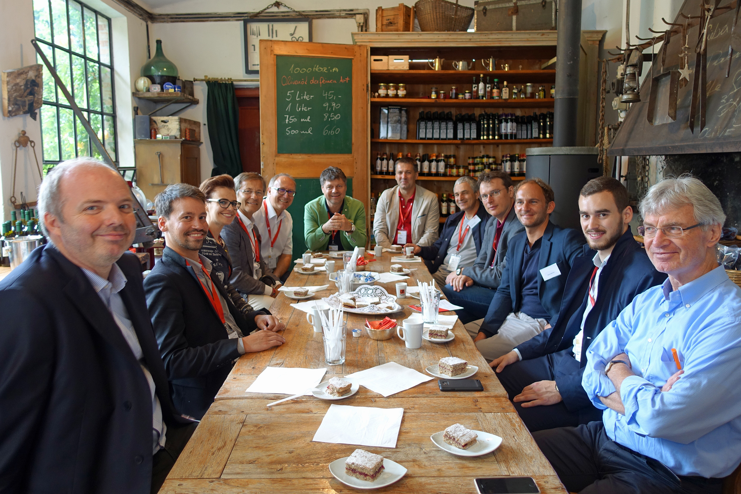 Bei Monika Girardi in der Bäckerbühelgasse bekamen die TeilnehmerInnen einen Einblick in das Thema Bausubstanz. Stadtarchiv-Leiter Lukas Morscher (l.) und Peter Haimeyer (r.) informierten über die Geschichte Anpruggens.
