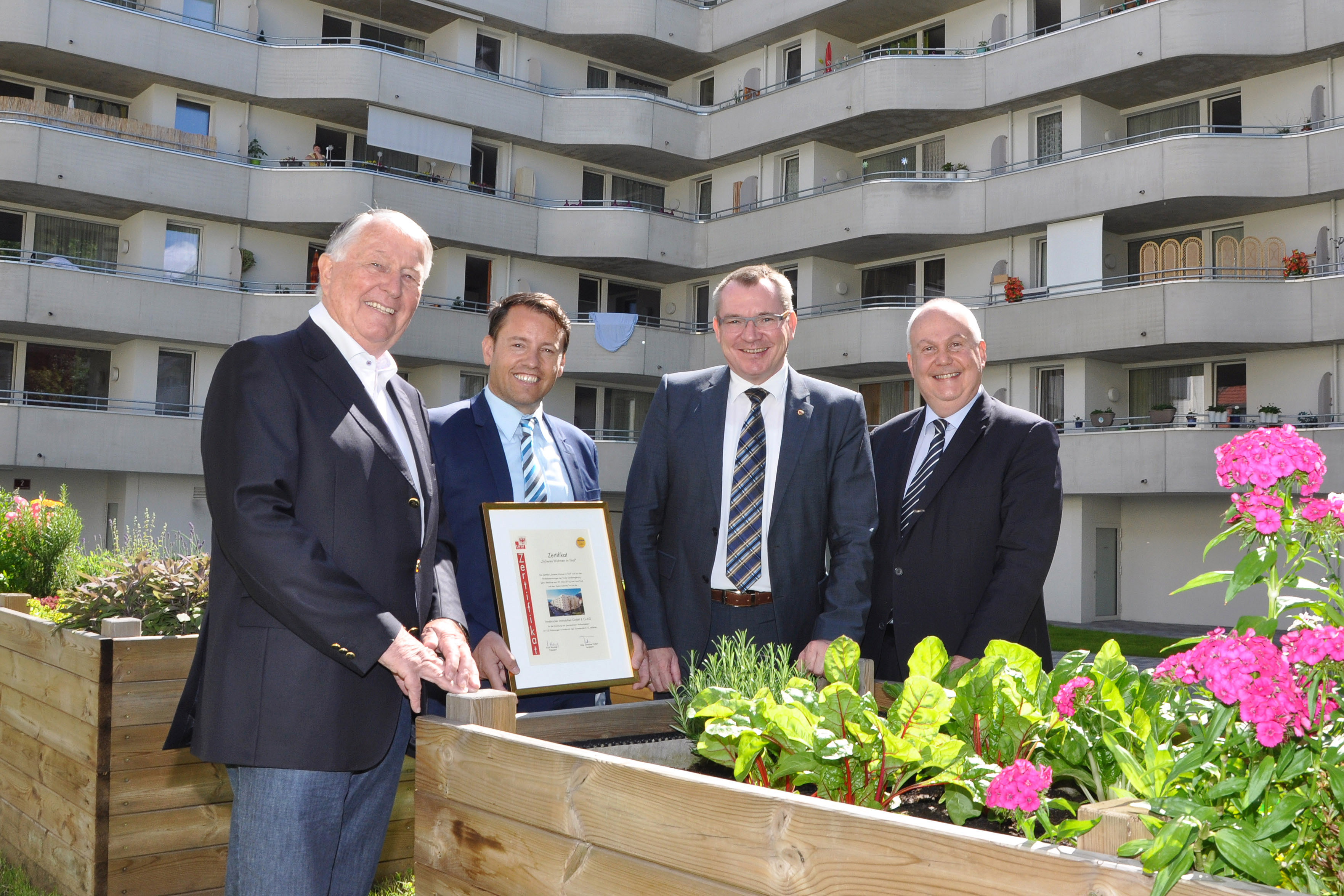 Die Wohnanlage „Sillblock“ wurde mit dem Zertifikat „Sicheres Wohnen“ ausgezeichnet. Rudi Warzilek (Präsident Verein Sicheres Tirol), Franz Danler (Geschäftsführer der IIG), Wohnbaulandesrat Johannes Tratter und Stadtrat Andreas Wanker (v.l.) freuen sich über die Urkunde.