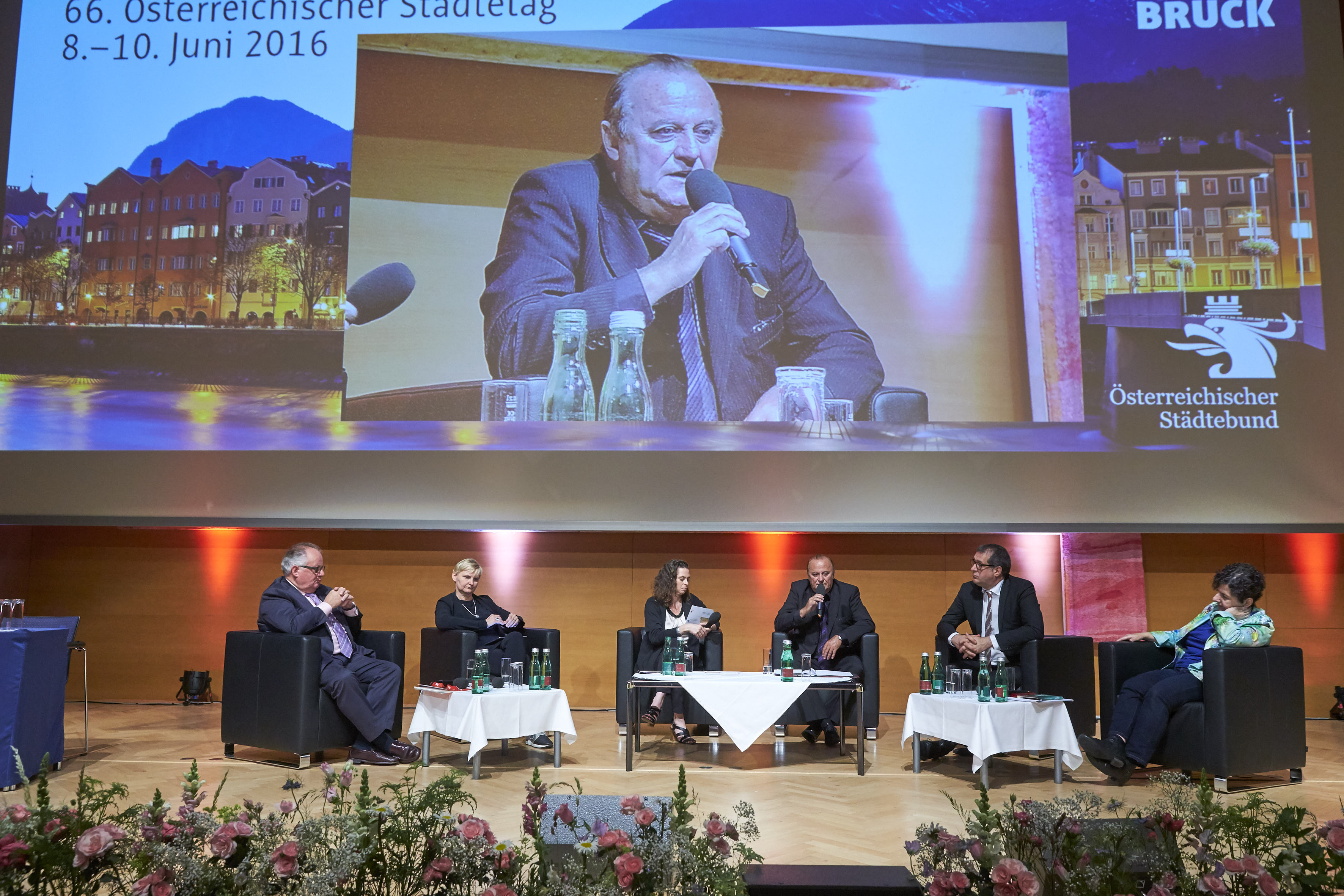 Hochkarätig besetztes Podium zur Abschlussdiskussion in Innsbruck (v.l.): Bundes-Flüchtlingskoordinator Christian Konrad, Sandra Frauenberger (Stadträtin der Stadt Wien), Moderatorin Nina Horaczek, Klaus Bouillon (Minister für Inneres und Sport, Saarland, Deutschland), Stadtrat Franz X. Gruber und Autorin Emel Zeynelabidin.