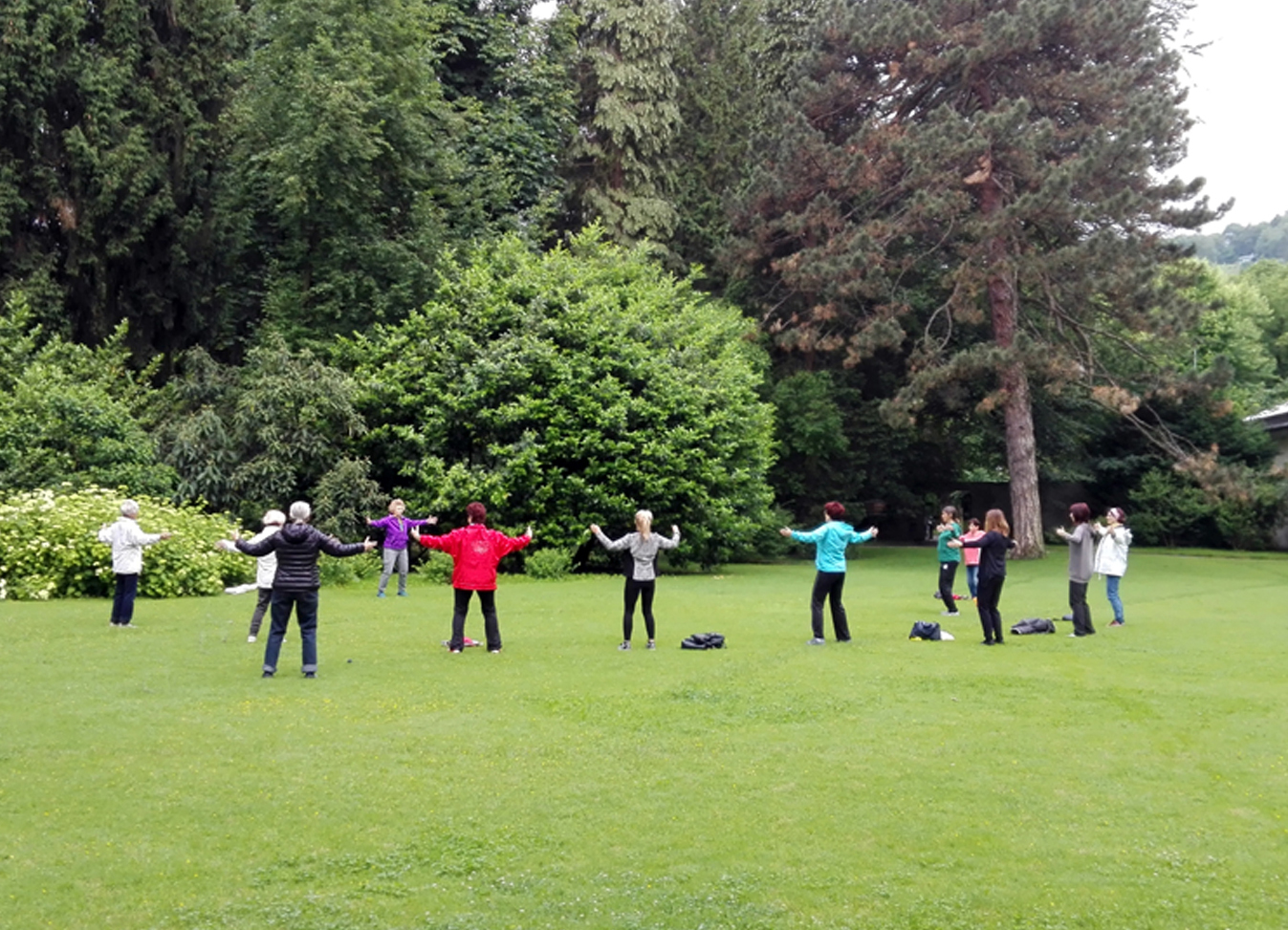 Knapp 15 sportliche FrühaufsteherInnen nahmen an der ersten Veranstaltung im Rahmen von „Bewegt im Park“ teil.