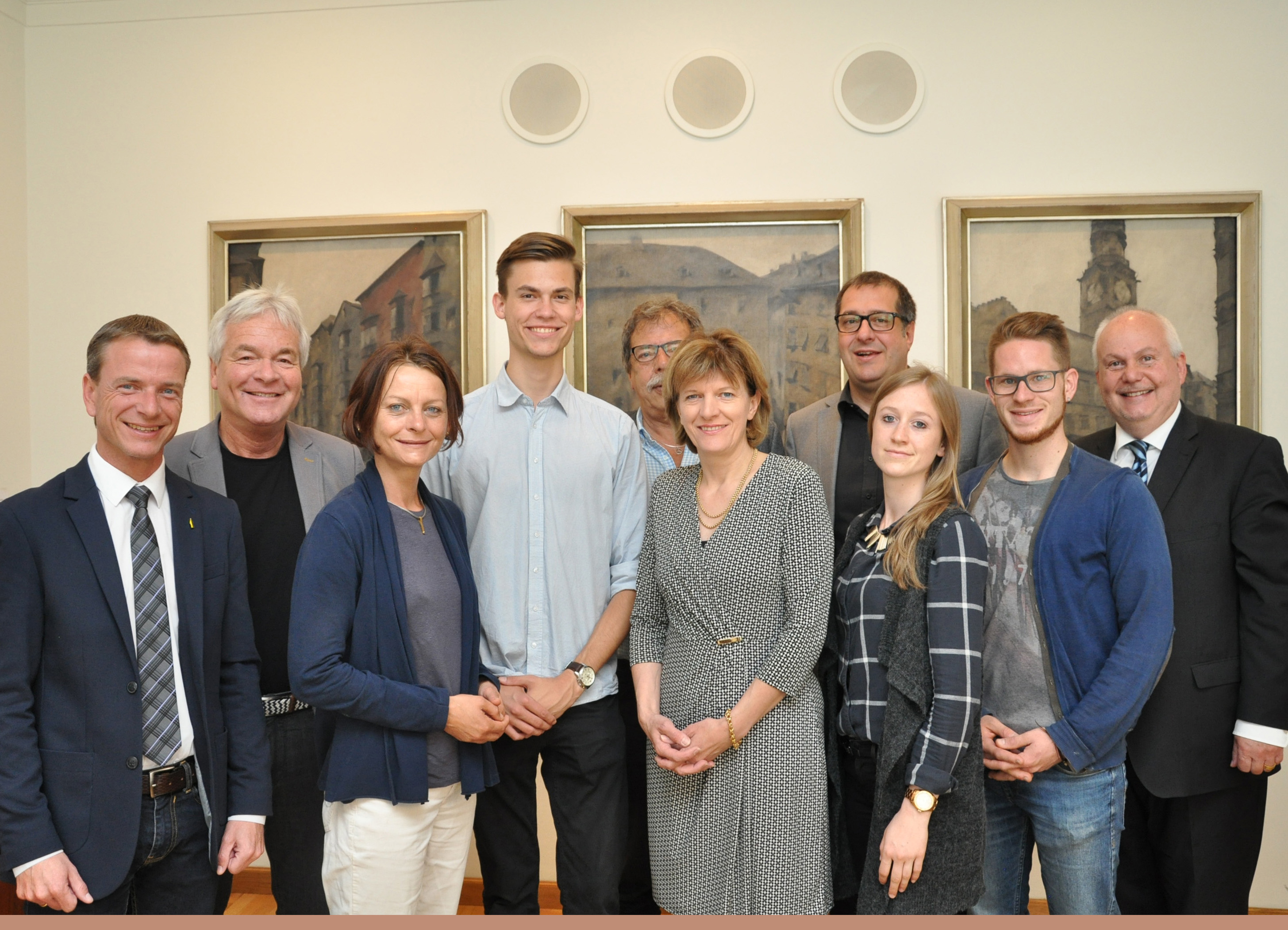 Die Innsbrucker Stadtregierung rund um Bürgermeisterin Christine Oppitz-Plörer begrüßte das ÖH-Vorsitzteam Benjamin Walch (2.v.r.), Maria Linsinger (3.v.r.) und Dominik Berger (4.v.l.) bei ihrem Antrittsbesuch im Rathaus.