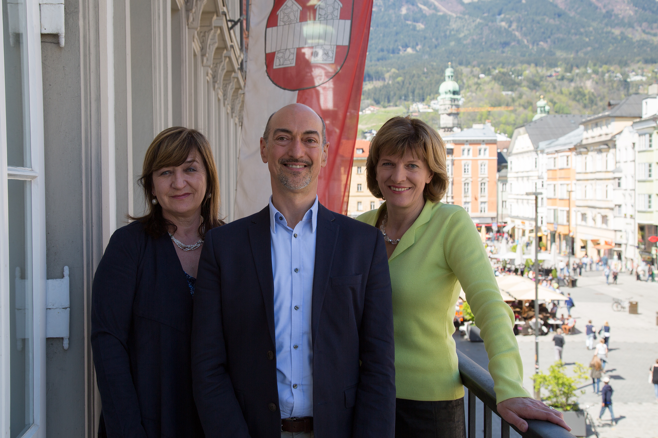 Kulturlandesrätin Beate Palfrader und Innsbrucks Bürgermeisterin Christine Oppitz-Plörer freuen sich mit Alessandro De Marchi über die Vertragsverlängerung.