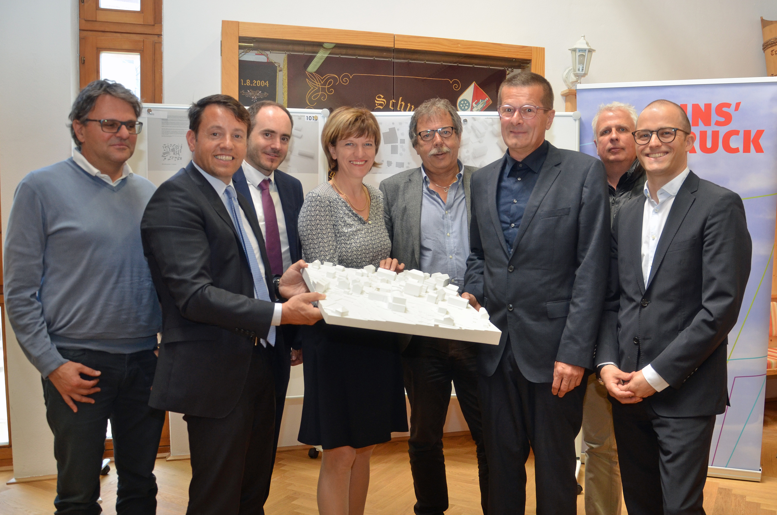 Philipp Stoll (Sachverständigenbeirat), IIG-Geschäftsführer Franz Danler, Spar-Geschäftsführer Christof Rissbacher, BM Christine Oppitz-Plörer, Stadtrat Gerhard Fritz, Siegerarchitekt Thomas Schnizer, Stadtteilausschuss-Vorsitzender Johannes Wiesflecker und Jurymitglied Michael Pichler (v.l.) präsentierten im Igler Vereinsheim das Projekt.