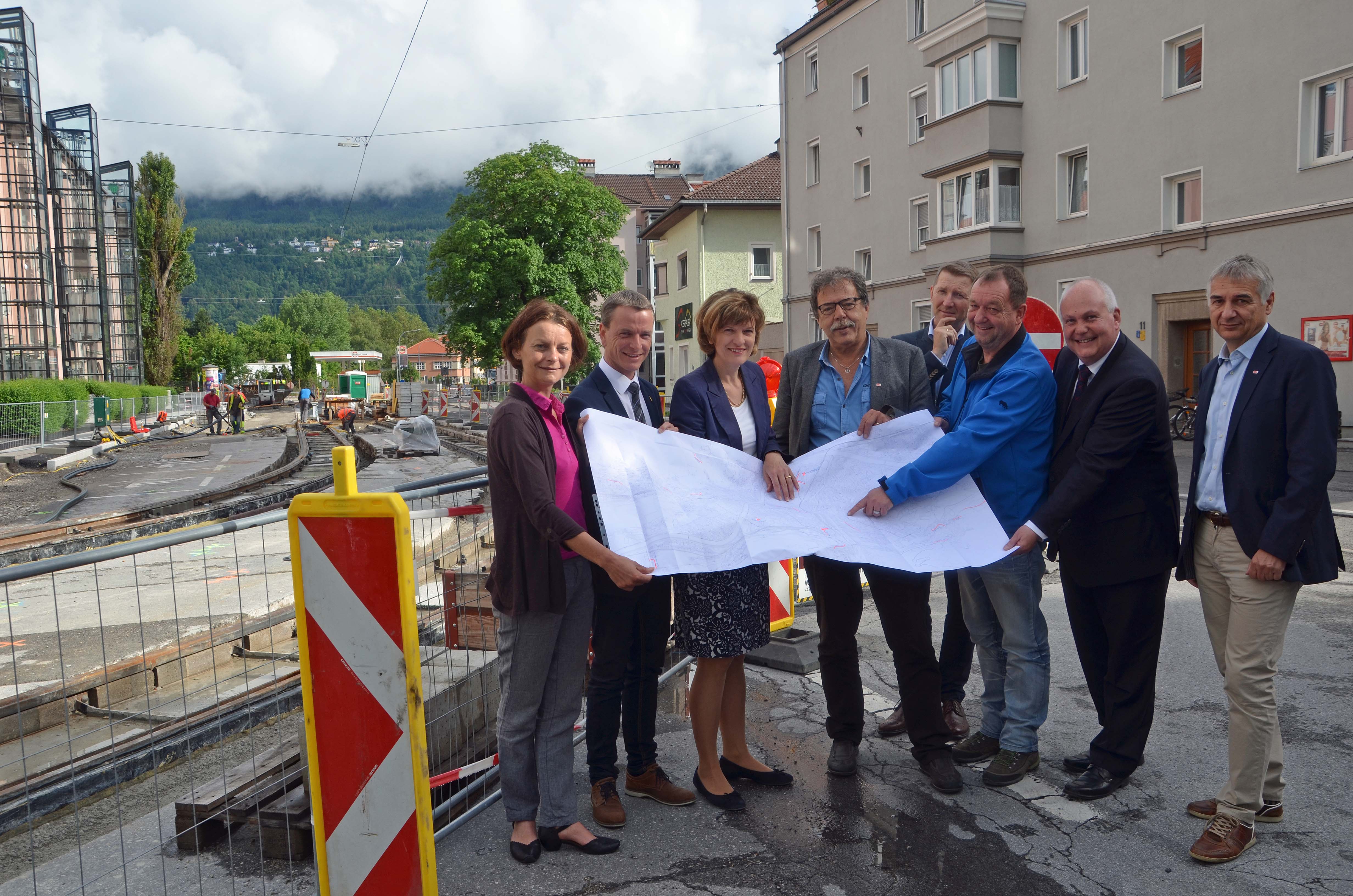 Nahmen nicht nur die anstehenden Sanierungsarbeiten, sondern auch die voranschreitenden Gleislegearbeiten unter die Lupe (v. l.): Vizebürgermeisterin Sonja Pitscheider, Vizebürgermeister Christoph Kaufmann, Bürgermeisterin Christine Oppitz-Plörer, Stadtrat Gerhard Fritz, Baustellenkoordinator Herbert Köfler, Reinhard Rogen, Stadtrat Andreas Wanker und Amtsleiter Walter Zimmeter