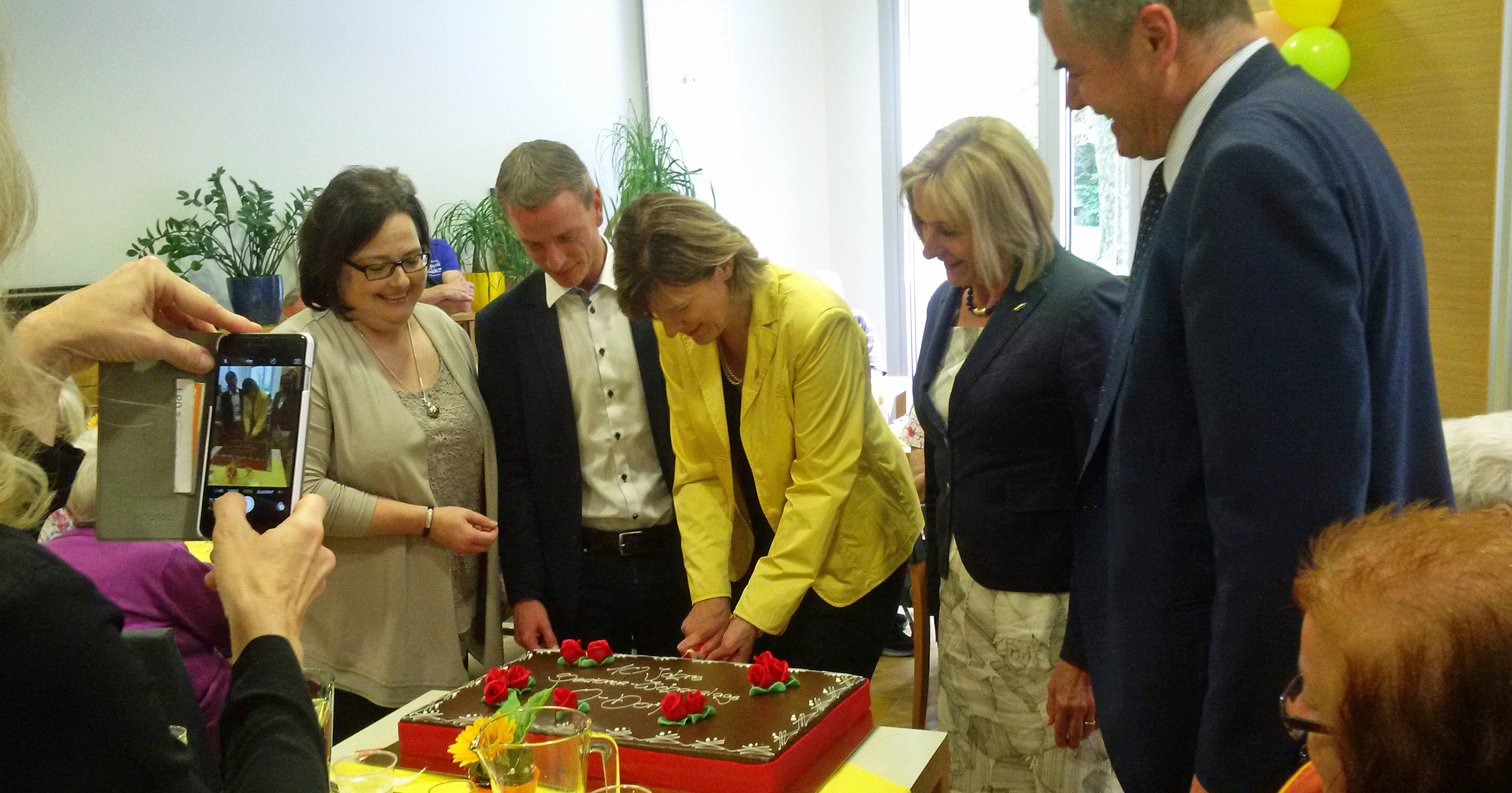 Zehn Jahre „Betreutes Wohnen" im Stadtteil Neu Arzl /Olympisches Dorf gehören gefeiert: Bei der Jubiläumsfeier waren auch (v. r.) ISD-Geschäftsführer Hubert Innerebner, Gemeinderätin Gerda Springer, Bürgermeisterin Christine Oppitz-Plörern und SeniorInnenreferent Vizebürgermeister Christoph Kaufmann mit dabei. Petra Hrassnig (ISD) ist seit vielen Jahren Ansprechpartnerin für die SeniorInnen im Olympischen Dorf. 2006 wurden im Stadtteilzentrum Olympisches Dorf 27 seniorInnengerechte Kleinwohnungen übergeben .