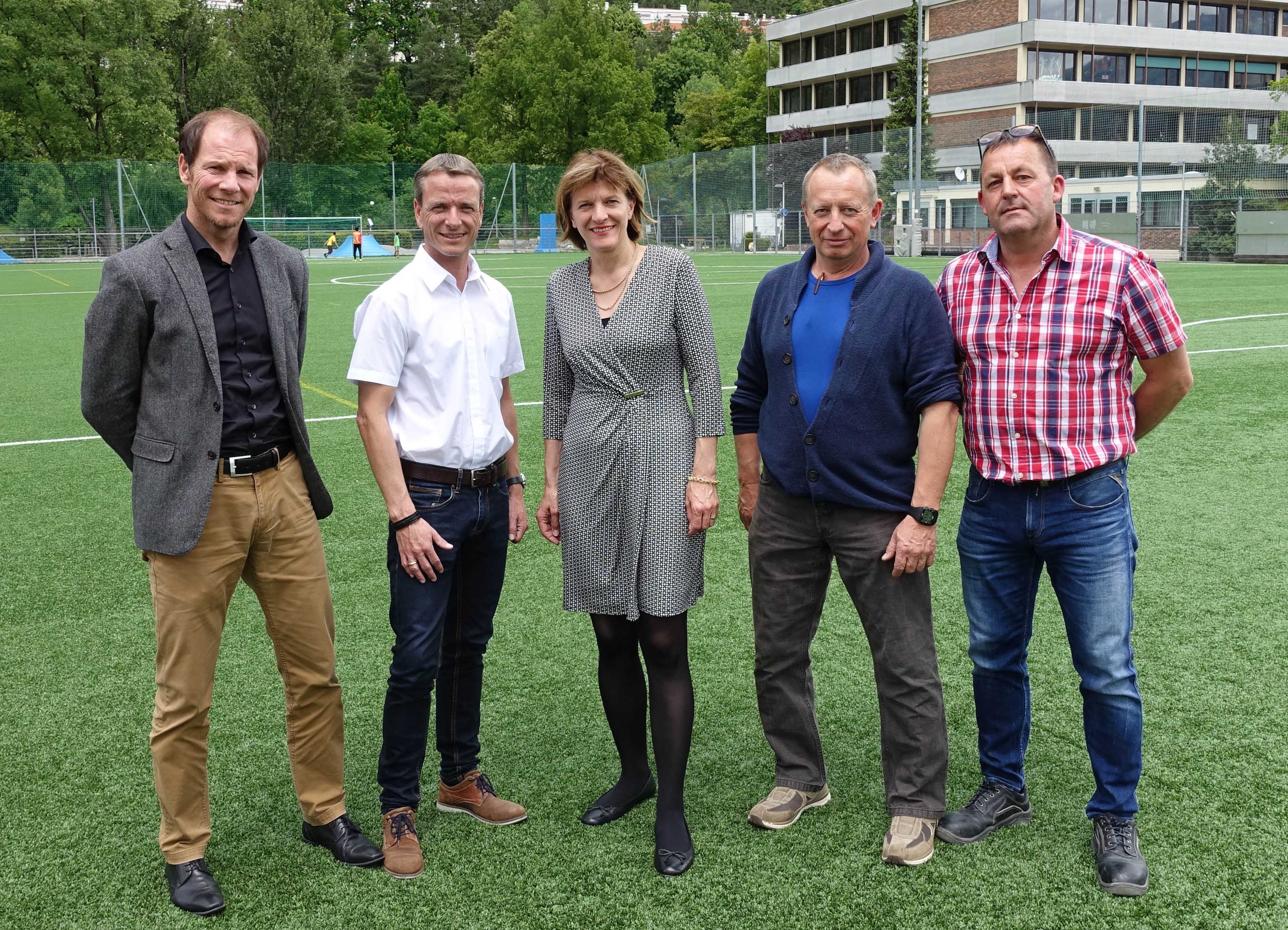 Machten sich ein Bild vom neuen Rasen in Hötting West (v.l.): Markus Schöpf (IIG), Vizebürgermeister Christoph Kaufmann, Bürgermeisterin Christine Oppitz-Plörer, Max Stern (Sportamt) und Klaus Nagl (IIG).