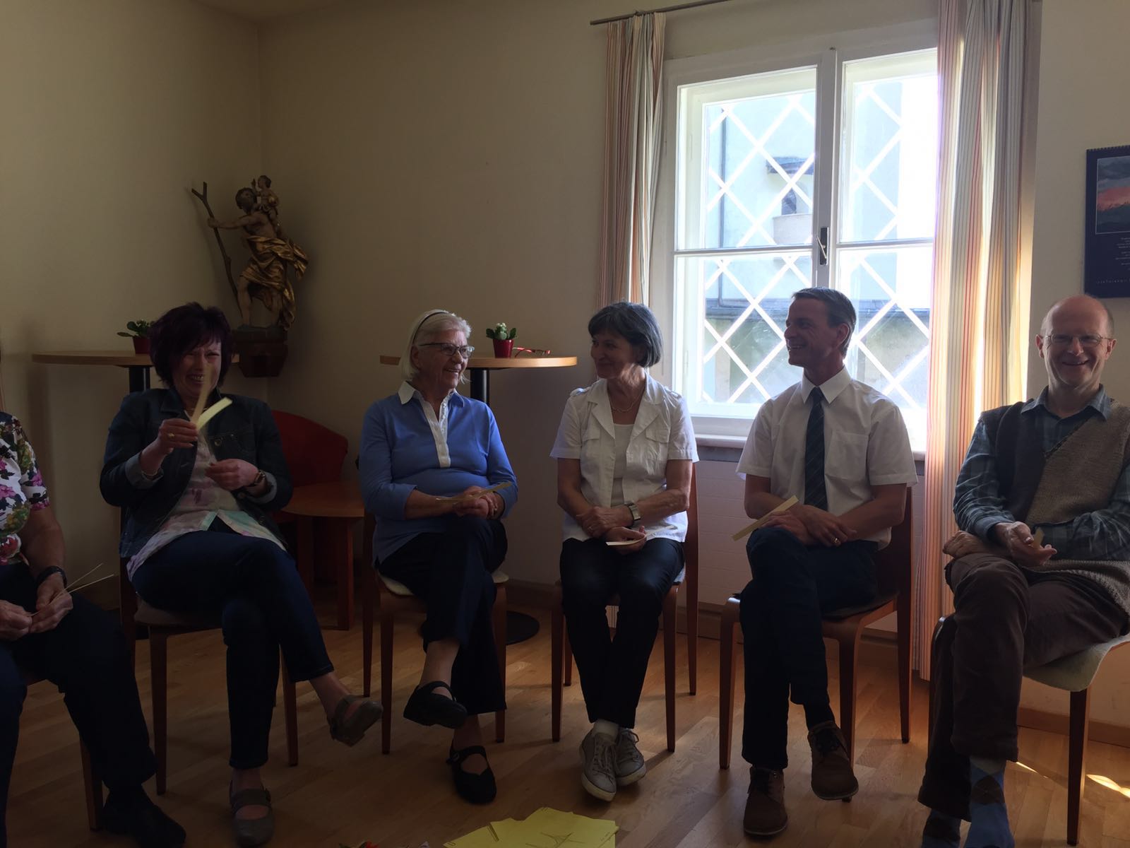 Vizebürgermeister und SeniorInnenreferent Christoph Kaufmann besuchte die SeniorInnenstube auf der Hungerburg.
Ein herzliches Dankeschön für den netten Empfang und für die tolle Arbeit von Frau Schlenz und Frau Juranek und Ihr Team für die SeniorInnen auf der Hungerburg. Die Pfarre Hungerburg, unter Leitung von Pater Peter, stellt die Räumlichkeiten zur Verfügung.