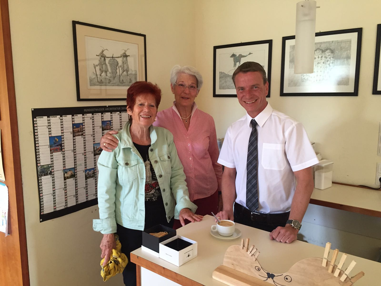 Vizebürgermeister und SeniorInnenreferent Christoph Kaufmann besuchte die SeniorInnenstube auf der Hungerburg.
Ein herzliches Dankeschön für den netten Empfang und für die tolle Arbeit von Frau Schlenz und Frau Juranek und Ihr Team für die SeniorInnen auf der Hungerburg. Die Pfarre Hungerburg, unter Leitung von Pater Peter, stellt die Räumlichkeiten zur Verfügung.