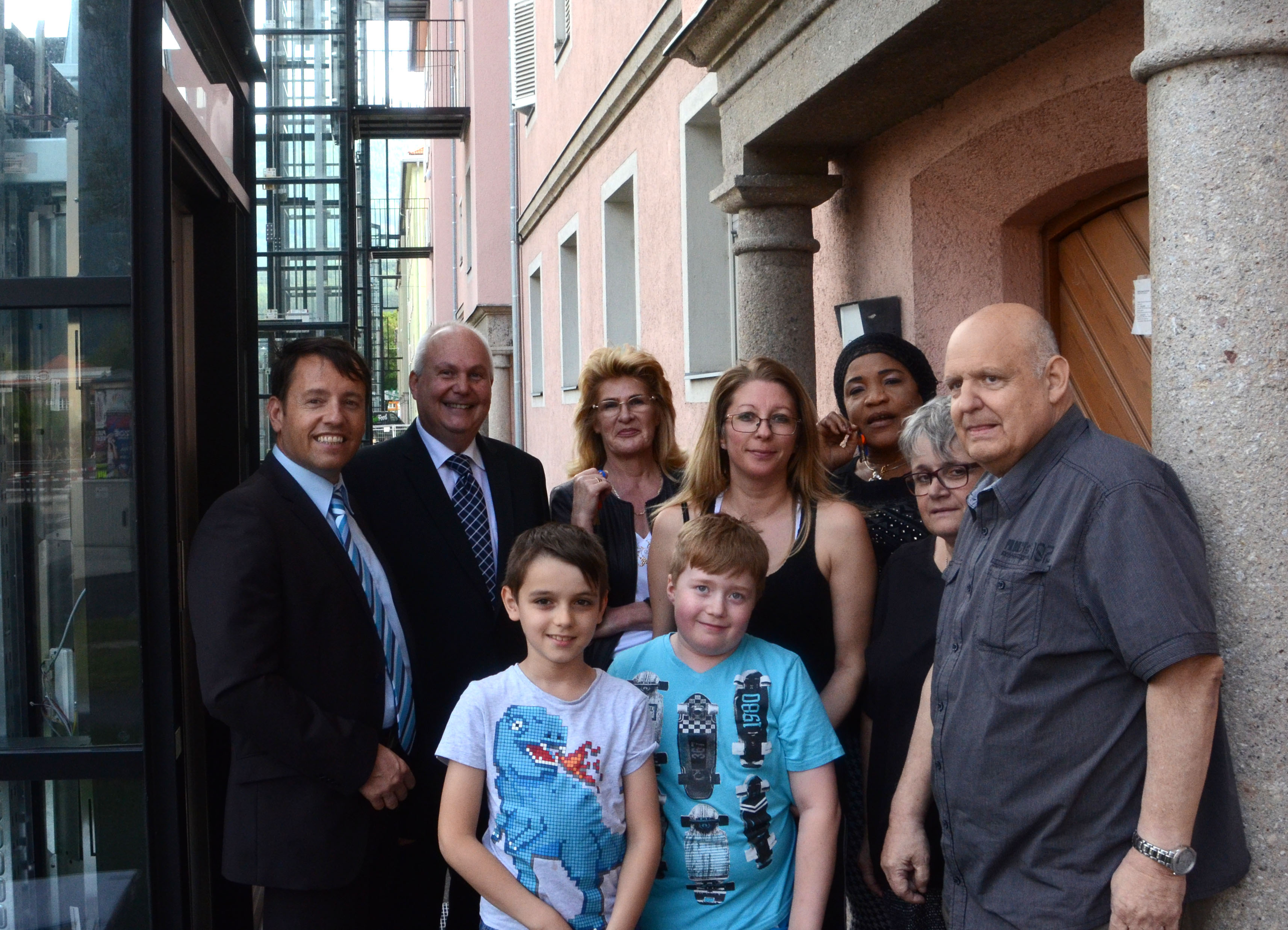 Die NutzerInnen der neuen Liftanlage in der Langstraße freuen sich sichtlich über den Aufzug. Wohnungsstadtrat Andreas Wanker (2.v.l.) übergab gemeinsam mit IIG-Geschäftsführer Franz Danler (l.) die Schlüssel.