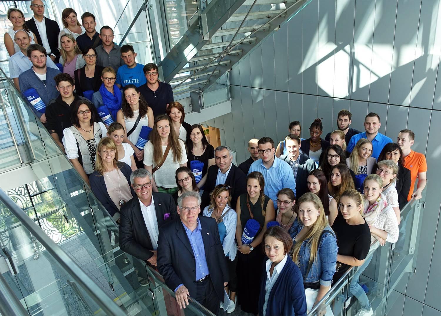 Vizebürgermeisterin Sonja Pitscheider, (M.; 1. Reihe), Magistratsdirektor Bernhard Holas (2.v.r.; 1. Reihe) und Personalchef Ferdinand Neu (3.v.r.; 1. Reihe) posierten mit den neuen MitarbeiterInnen für ein Gruppenfoto.